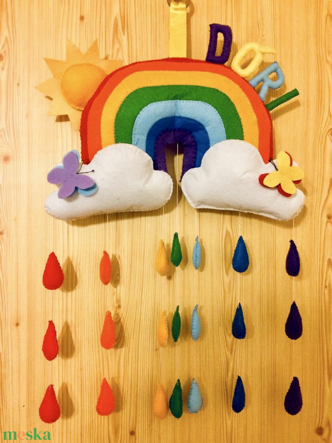 Szivárvány  színes esőcseppekkel filc  gyerek névtábla,  falidísz, ajtódísz, babaszoba dekoráció  - otthon & életmód - babaszoba, gyerekszoba - babaszoba dekoráció - Meska.hu