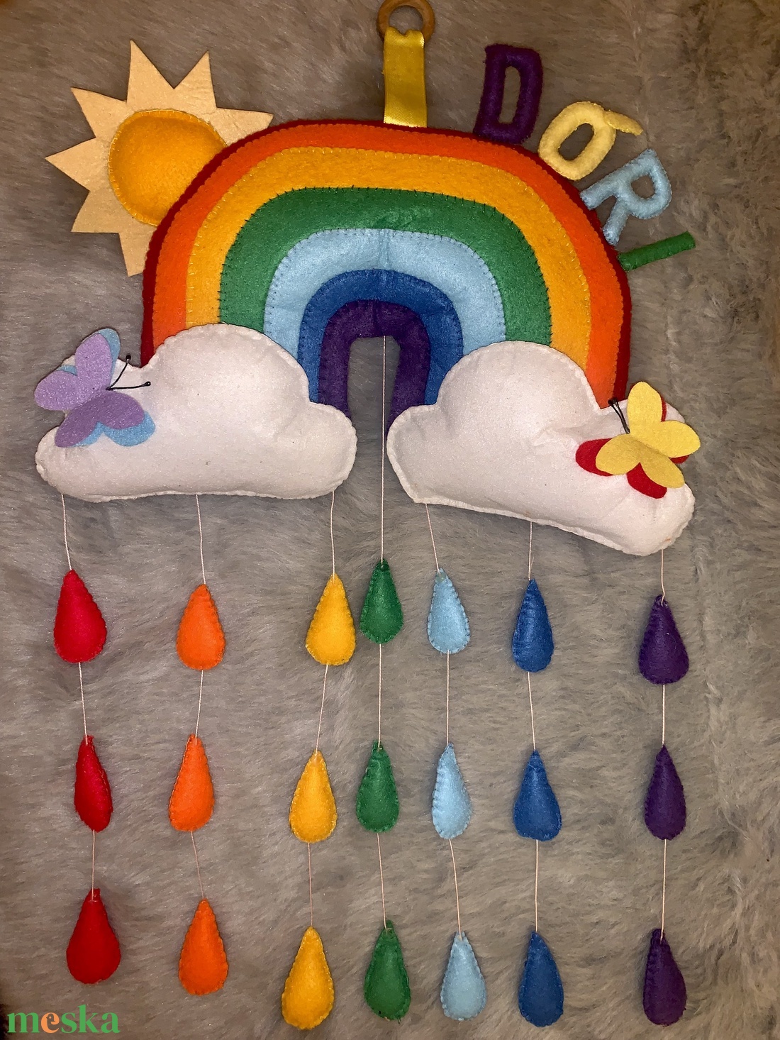 Szivárvány  színes esőcseppekkel filc  gyerek névtábla,  falidísz, ajtódísz, babaszoba dekoráció  - otthon & életmód - babaszoba, gyerekszoba - babaszoba dekoráció - Meska.hu