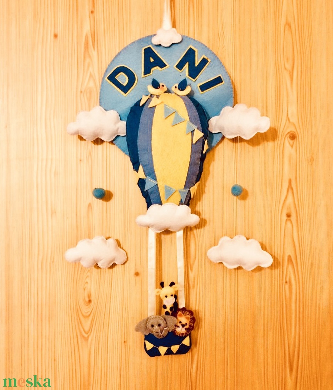 Hőlégballon a felhők közt filc névtábla , falidísz , babaszoba dekoráció - otthon & életmód - babaszoba, gyerekszoba - gyerek névtábla - Meska.hu
