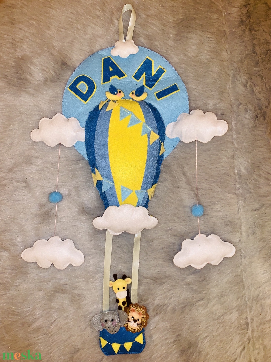 Hőlégballon a felhők közt filc névtábla , falidísz , babaszoba dekoráció - otthon & életmód - babaszoba, gyerekszoba - gyerek névtábla - Meska.hu