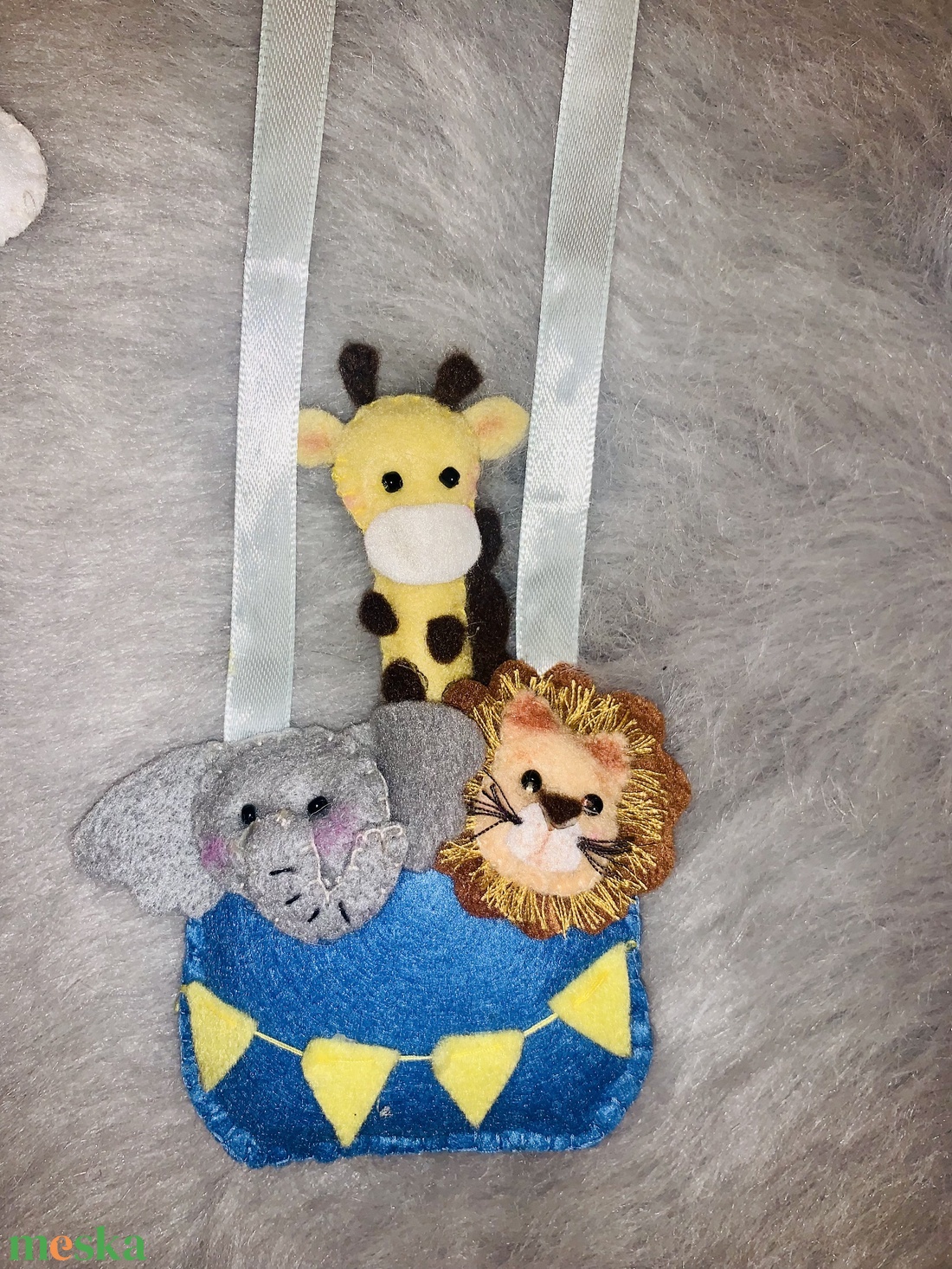 Hőlégballon a felhők közt filc névtábla , falidísz , babaszoba dekoráció - otthon & életmód - babaszoba, gyerekszoba - gyerek névtábla - Meska.hu