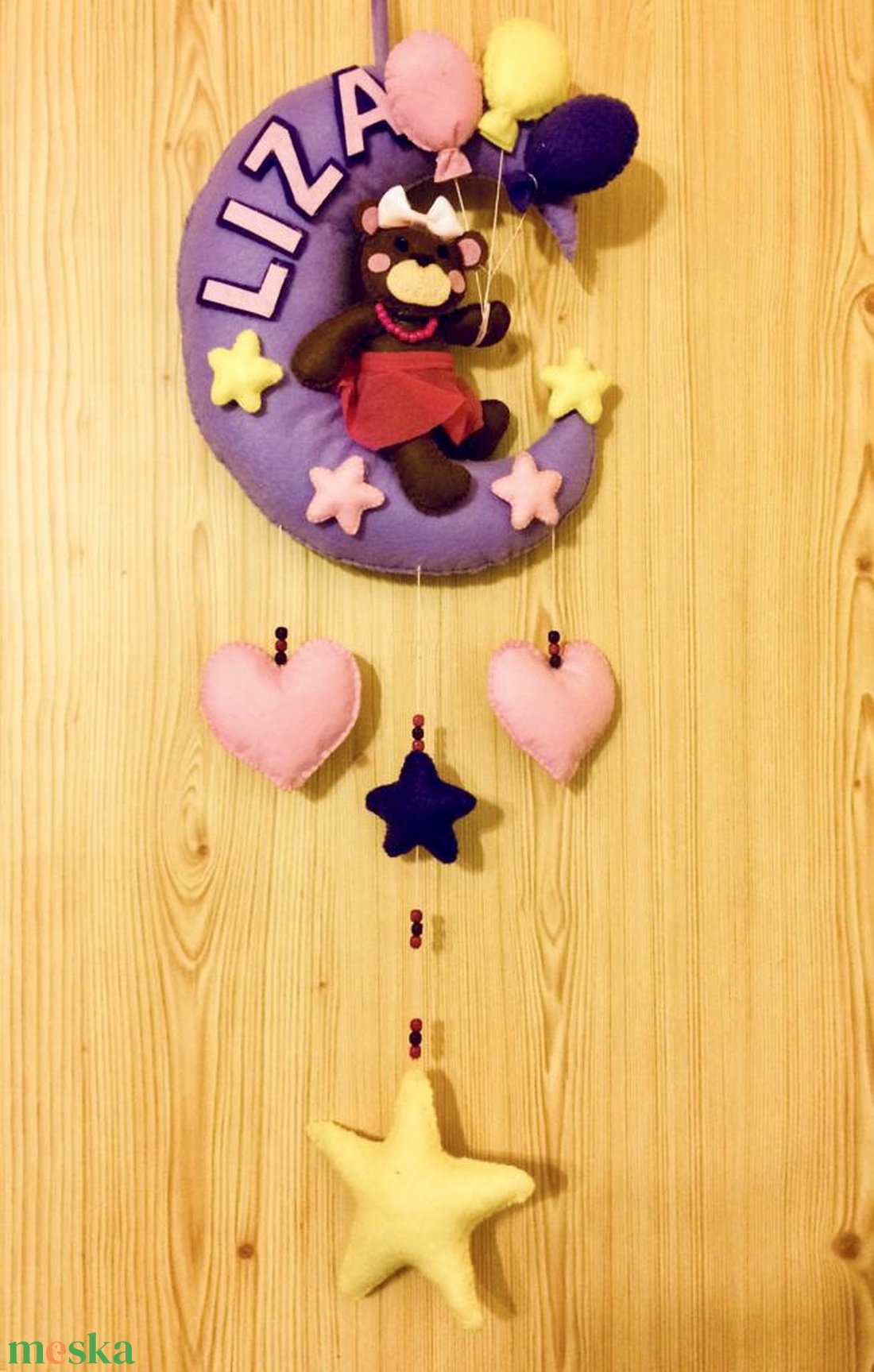 Maci a holdon lufikkal, csillagokkal filc  gyerek névtábla, falidísz, babaszoba dekoráció,ajtódísz - otthon & életmód - babaszoba, gyerekszoba - babaszoba dekoráció - Meska.hu