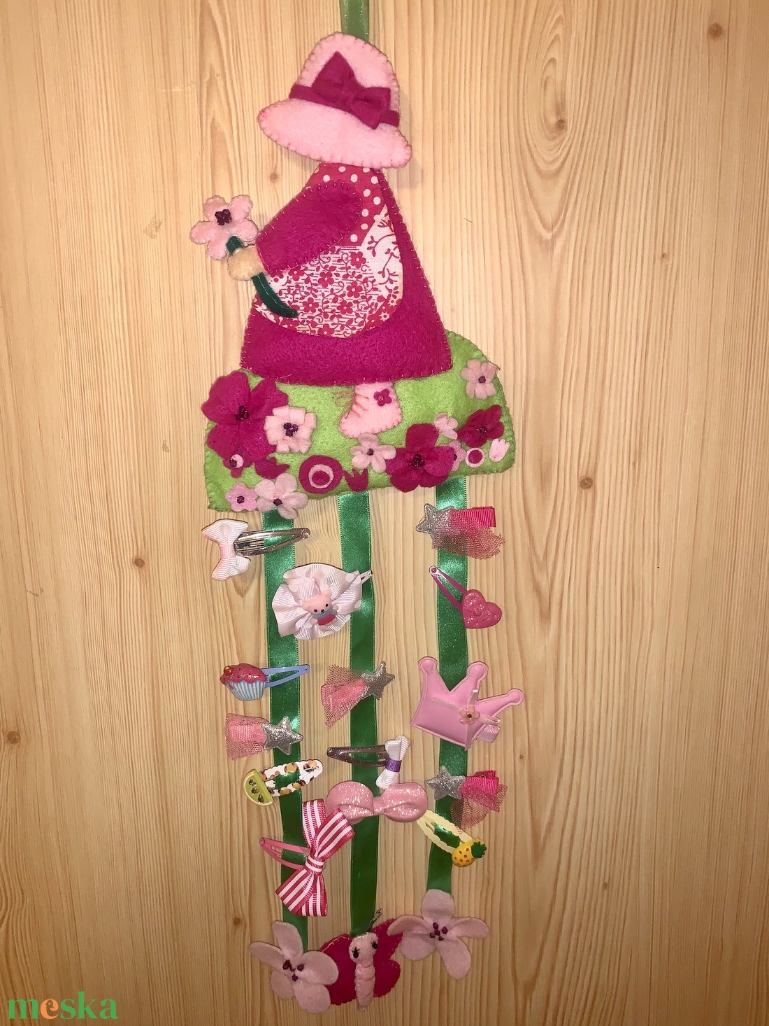 Kalapos kislány  a réten filc  hajcsat tartó - ékszer - ékszertartó - fali ékszertartó - Meska.hu