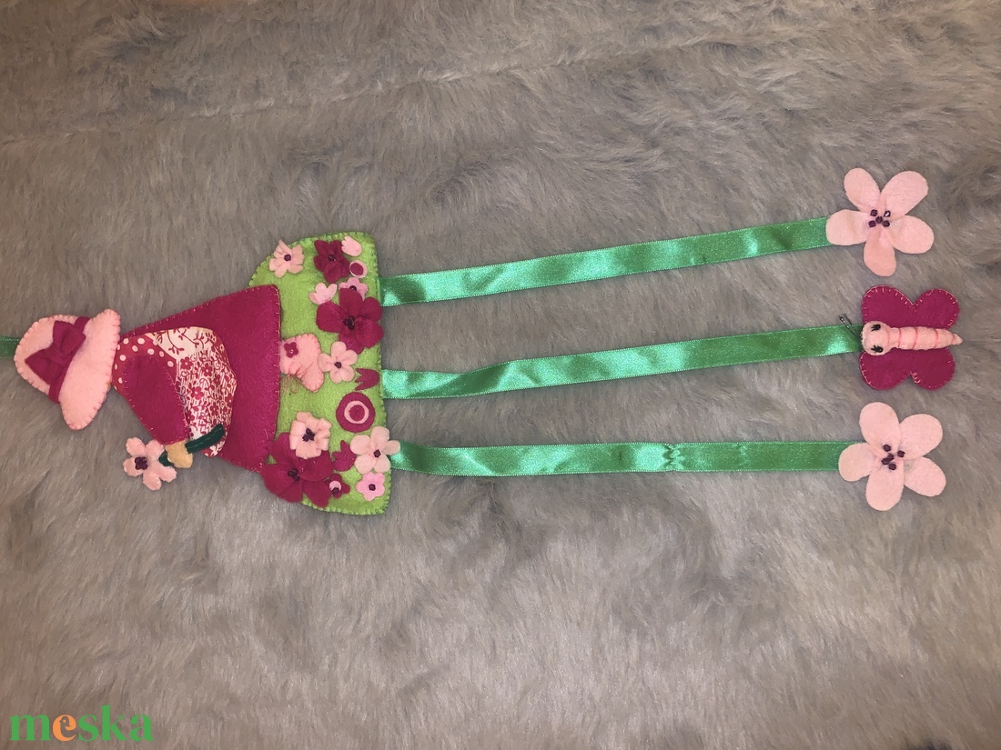 Kalapos kislány  a réten filc  hajcsat tartó - ékszer - ékszertartó - fali ékszertartó - Meska.hu