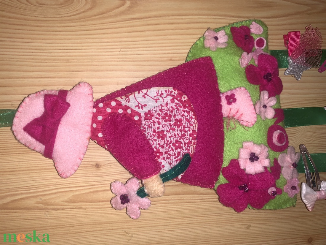 Kalapos kislány  a réten filc  hajcsat tartó - ékszer - ékszertartó - fali ékszertartó - Meska.hu