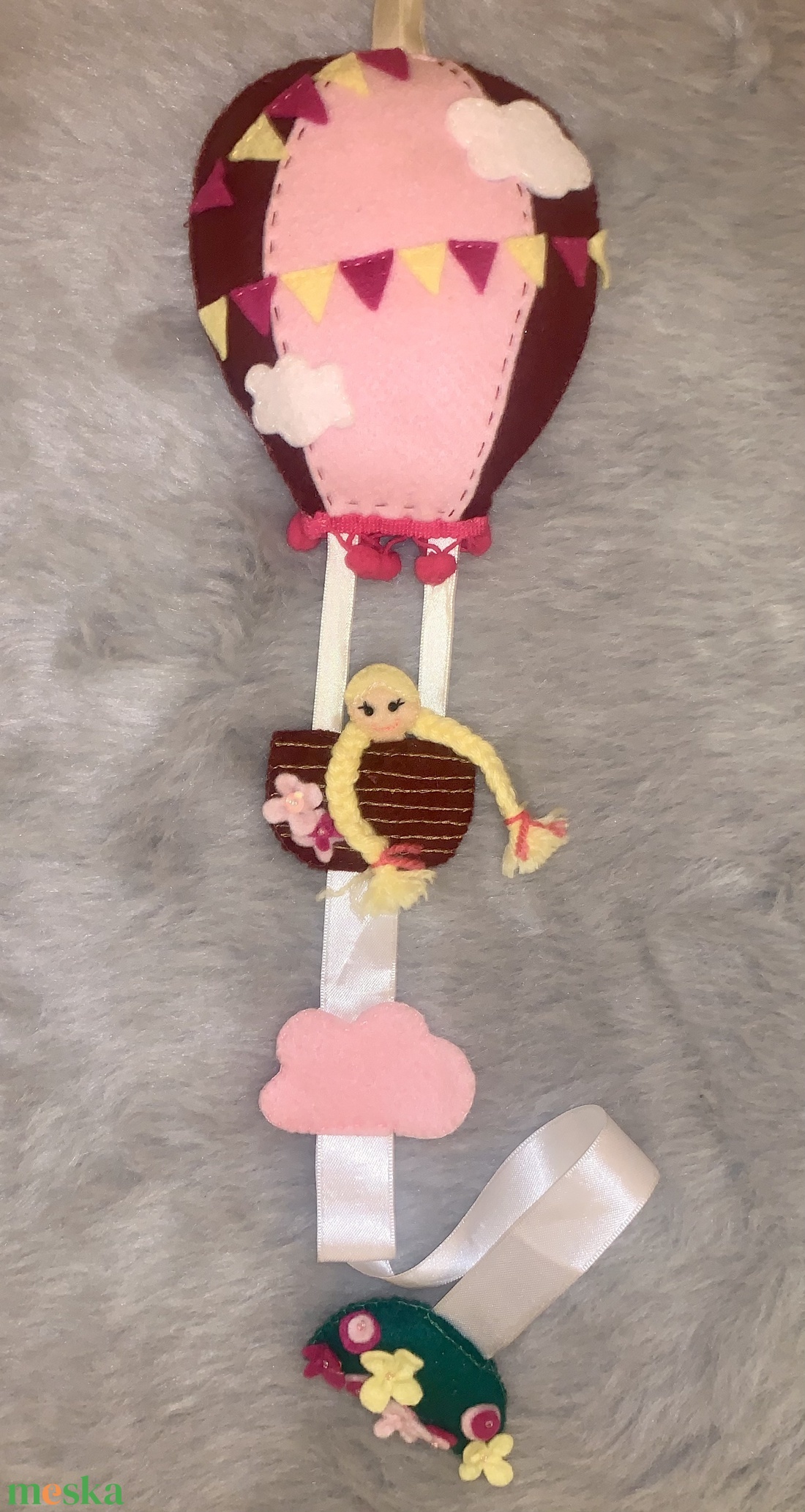 Hőlégballonnal utazó kislány filc csattartó - ékszer - ékszertartó - fali ékszertartó - Meska.hu