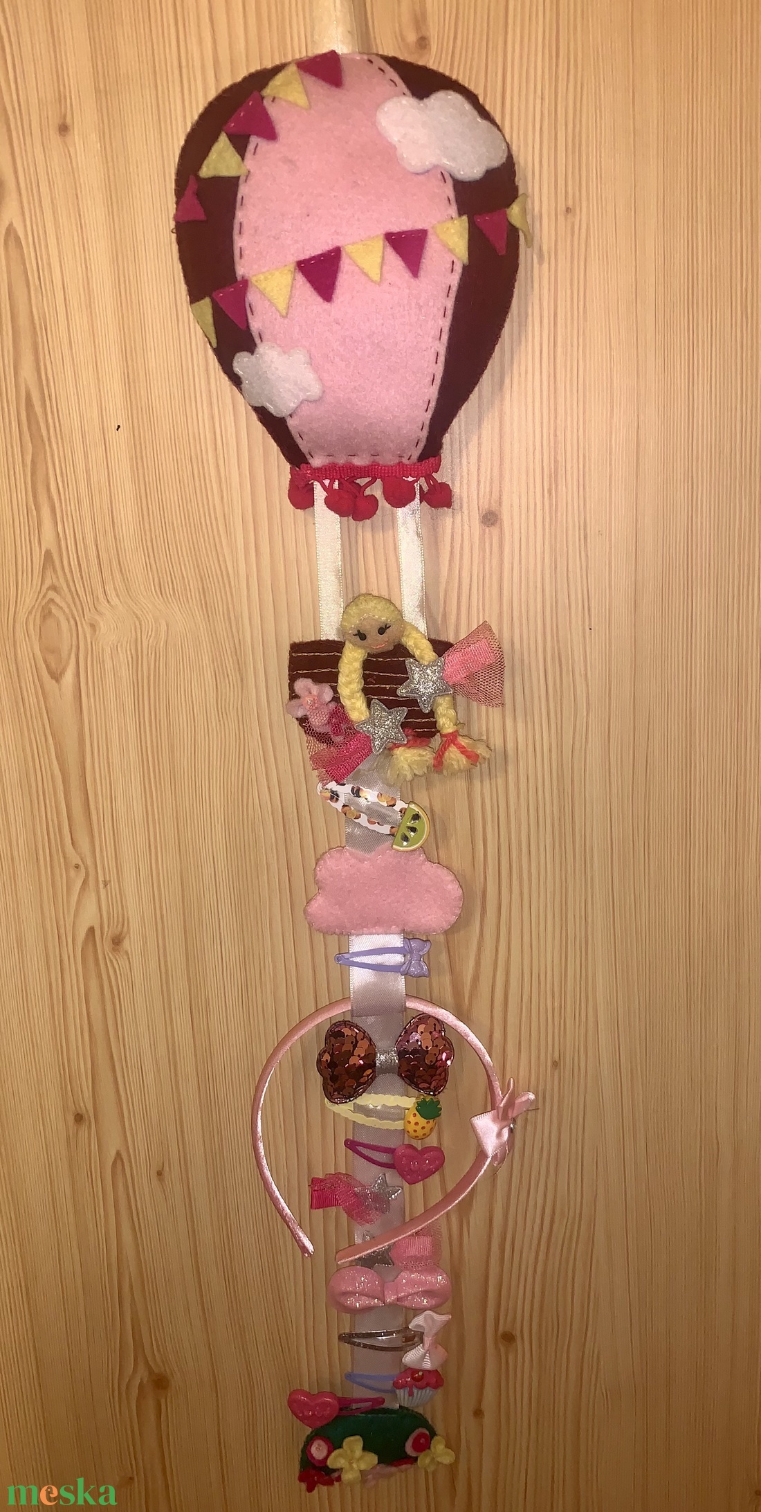 Hőlégballonnal utazó kislány filc csattartó - ékszer - ékszertartó - fali ékszertartó - Meska.hu