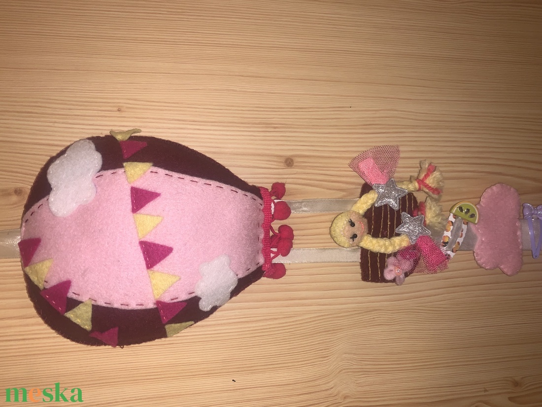 Hőlégballonnal utazó kislány filc csattartó - ékszer - ékszertartó - fali ékszertartó - Meska.hu