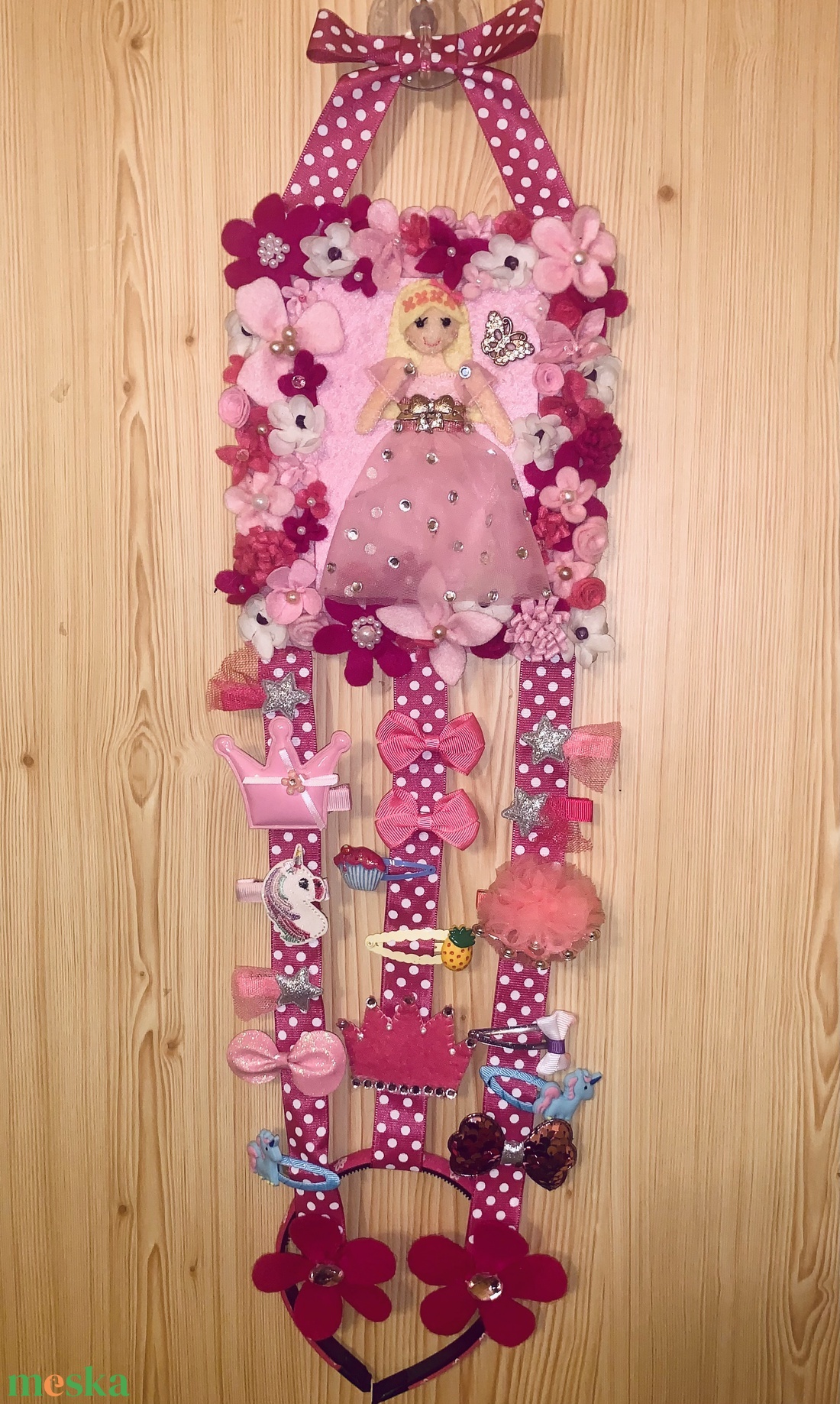 Királylányos  filc hajcsat tartó virágokkal, gyönggyel díszítve - ékszer - ékszertartó - fali ékszertartó - Meska.hu