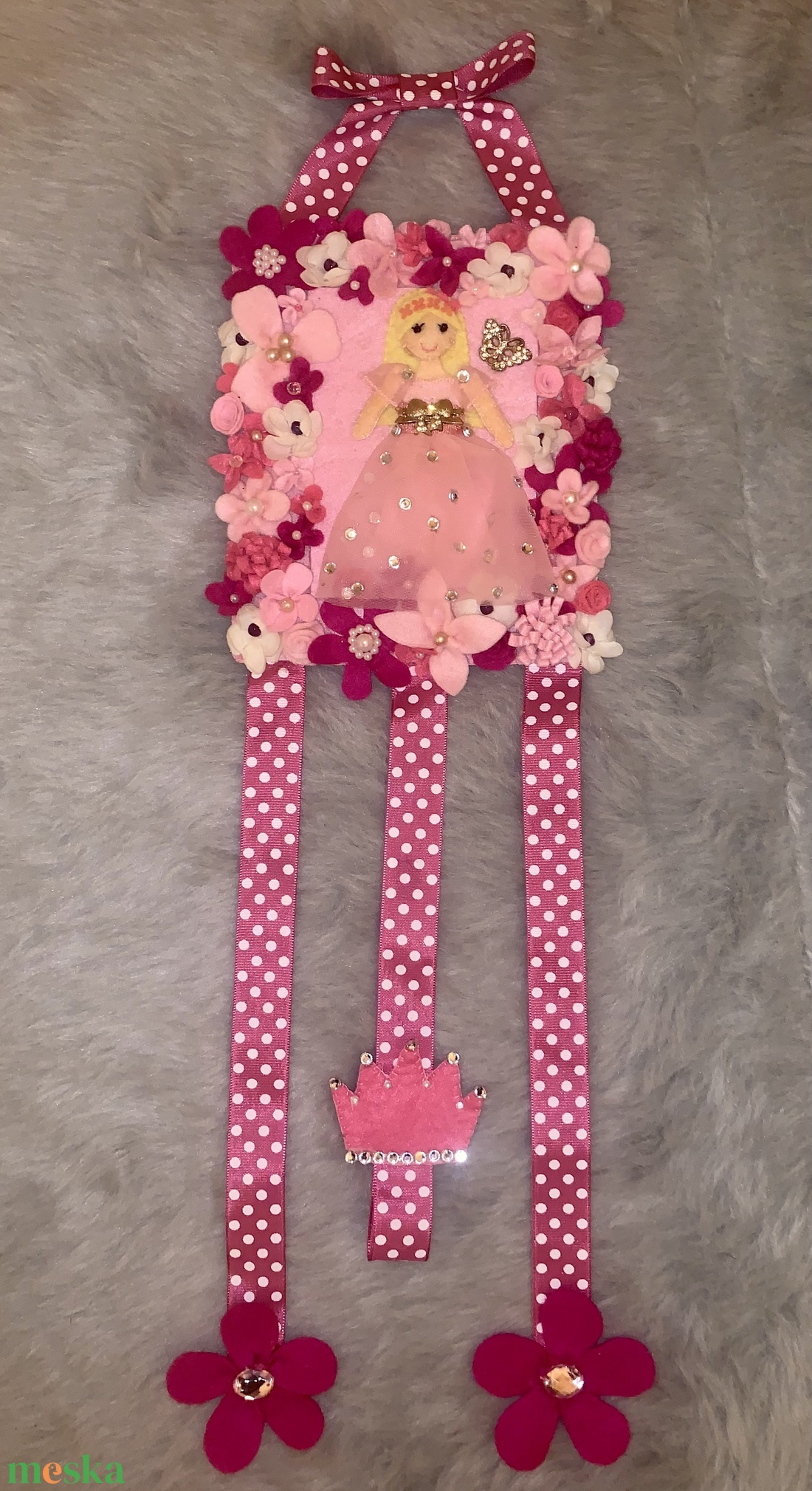 Királylányos  filc hajcsat tartó virágokkal, gyönggyel díszítve - ékszer - ékszertartó - fali ékszertartó - Meska.hu