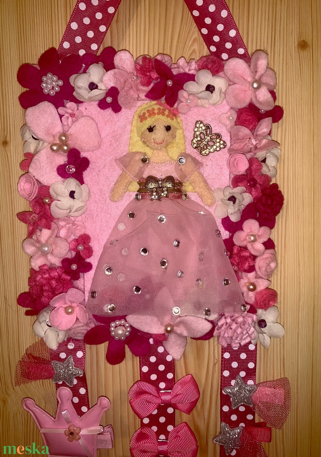 Királylányos  filc hajcsat tartó virágokkal, gyönggyel díszítve - ékszer - ékszertartó - fali ékszertartó - Meska.hu