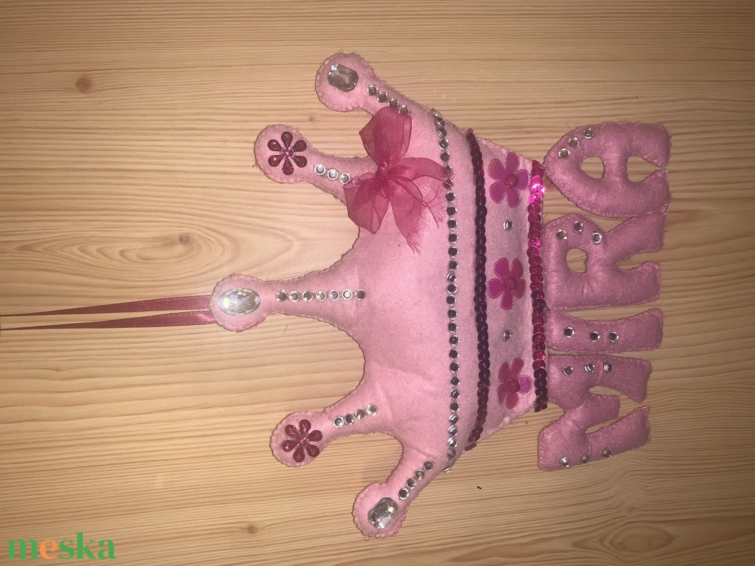 Koronás  filc névtábla, babaszoba dekoráció, ajtódísz - otthon & életmód - babaszoba, gyerekszoba - gyerek névtábla - Meska.hu