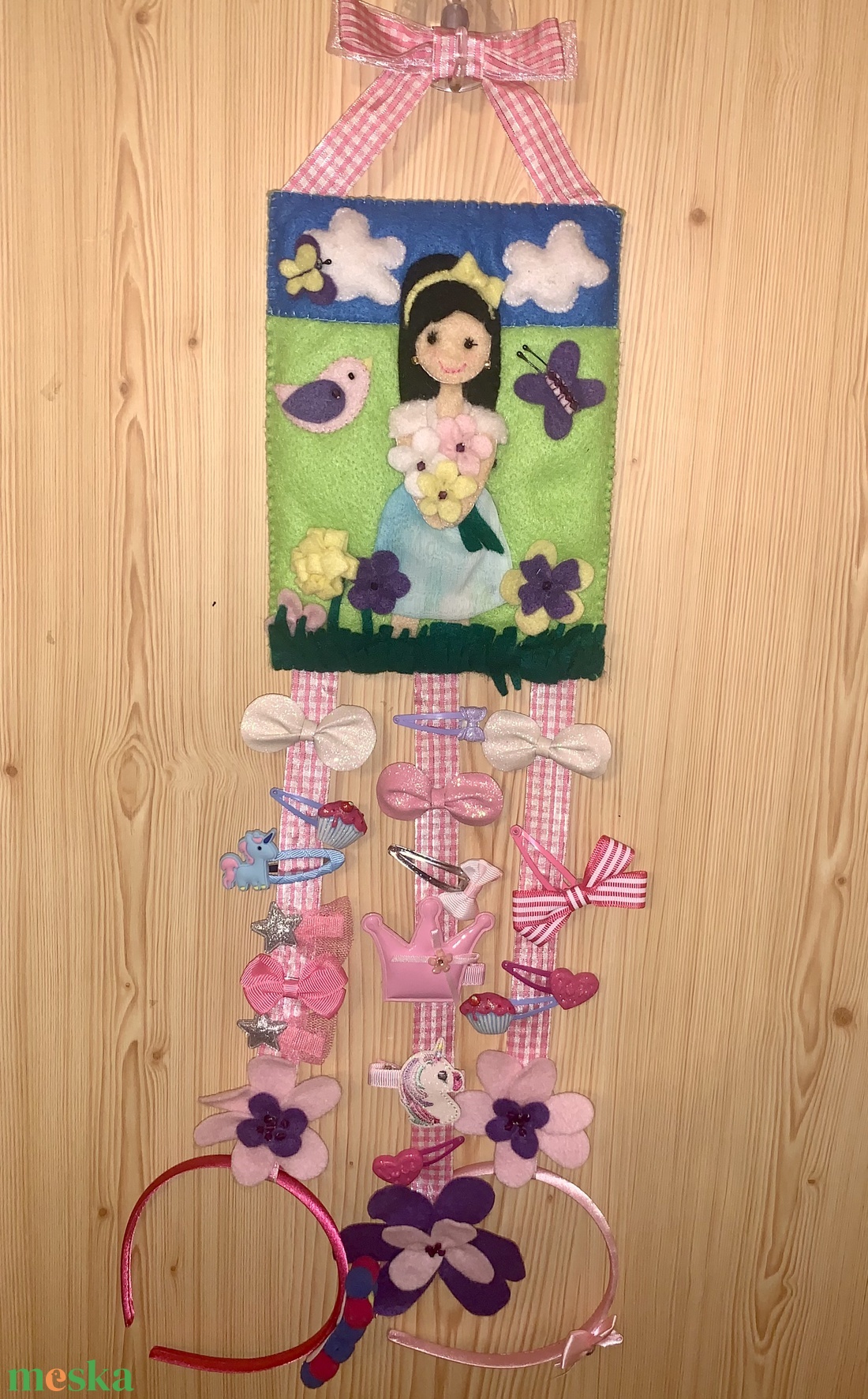 Kislány a réten  filc hajcsat tartó  - ékszer - ékszertartó - fali ékszertartó - Meska.hu