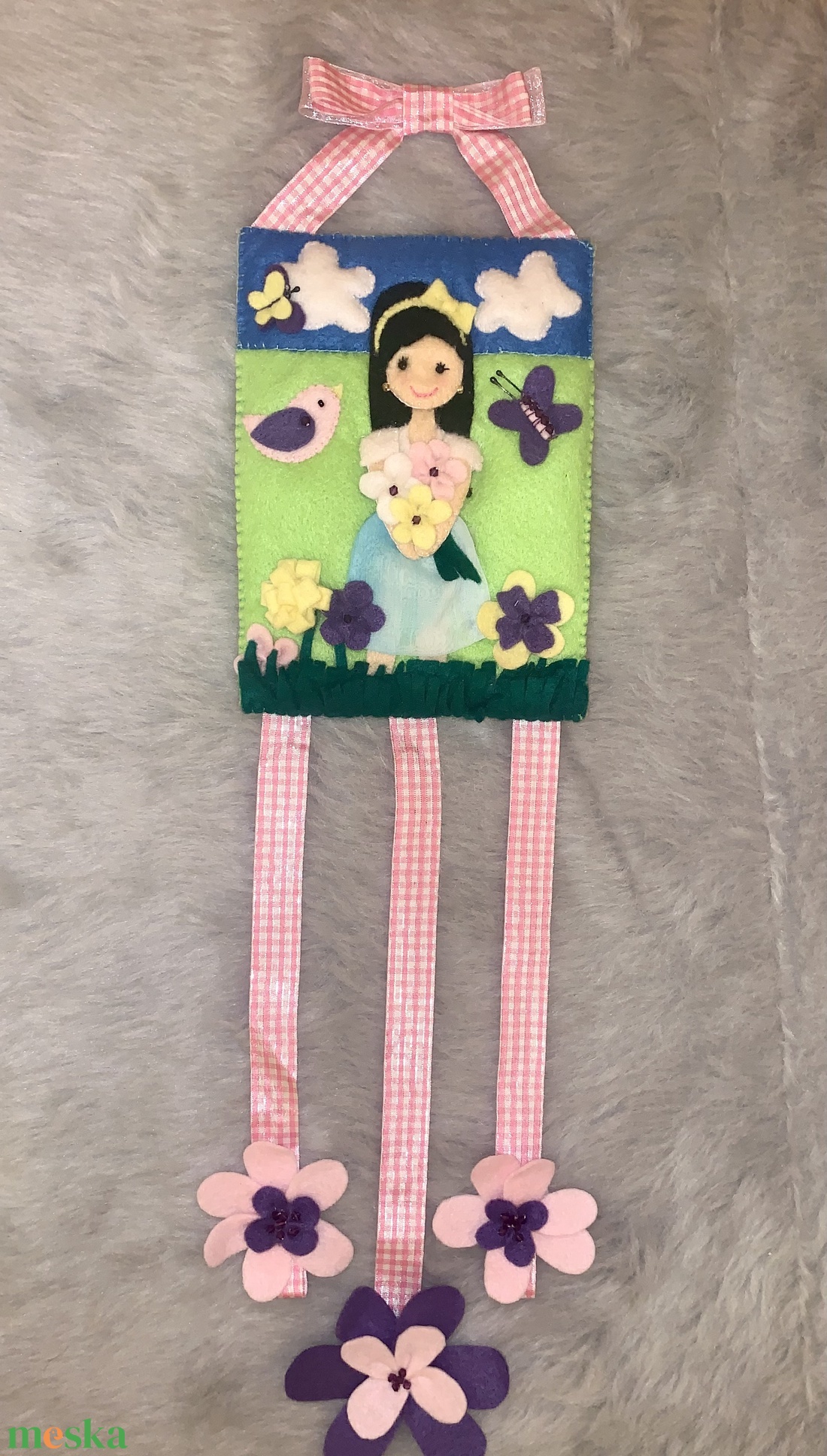 Kislány a réten  filc hajcsat tartó  - ékszer - ékszertartó - fali ékszertartó - Meska.hu