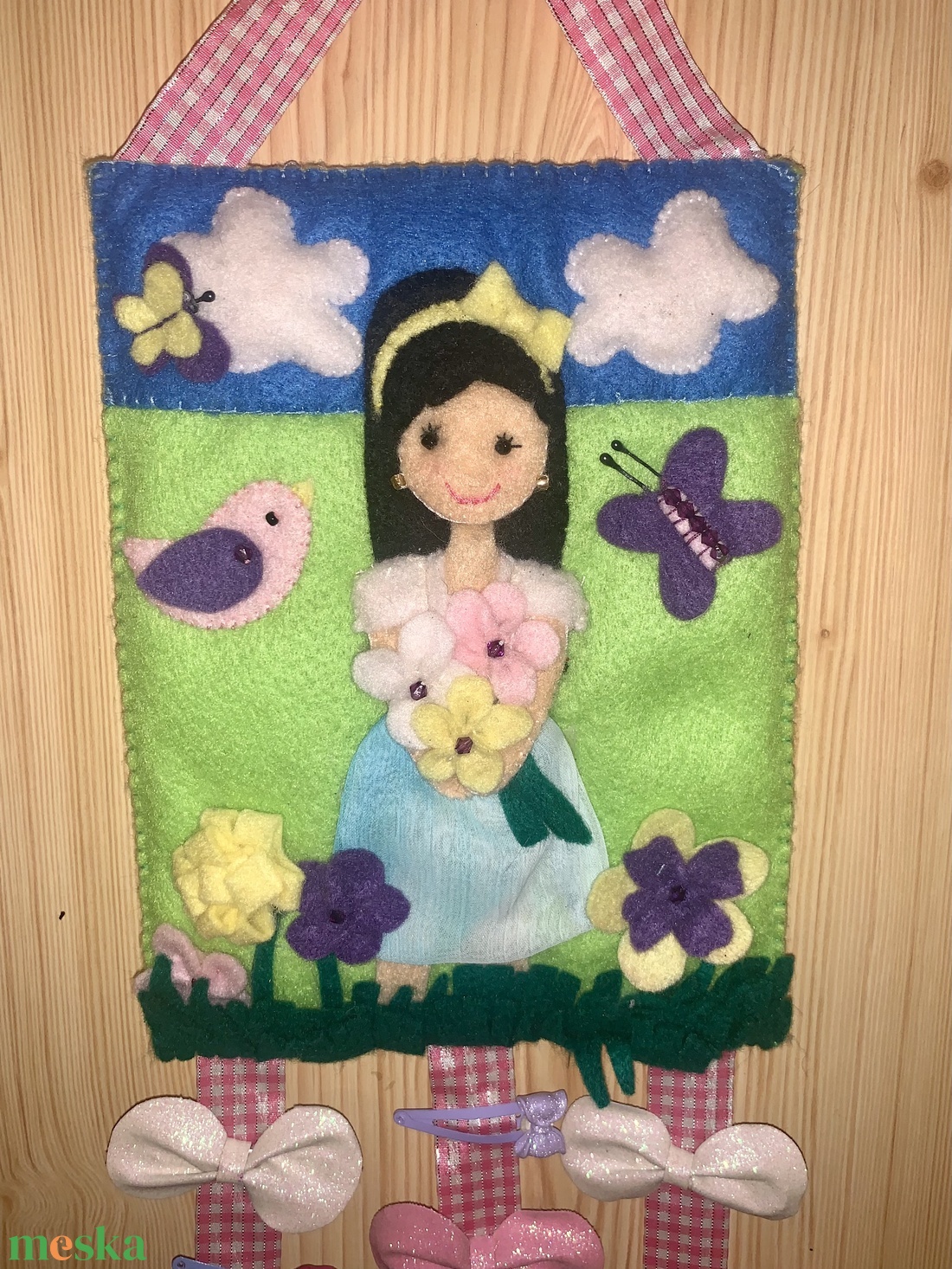 Kislány a réten  filc hajcsat tartó  - ékszer - ékszertartó - fali ékszertartó - Meska.hu