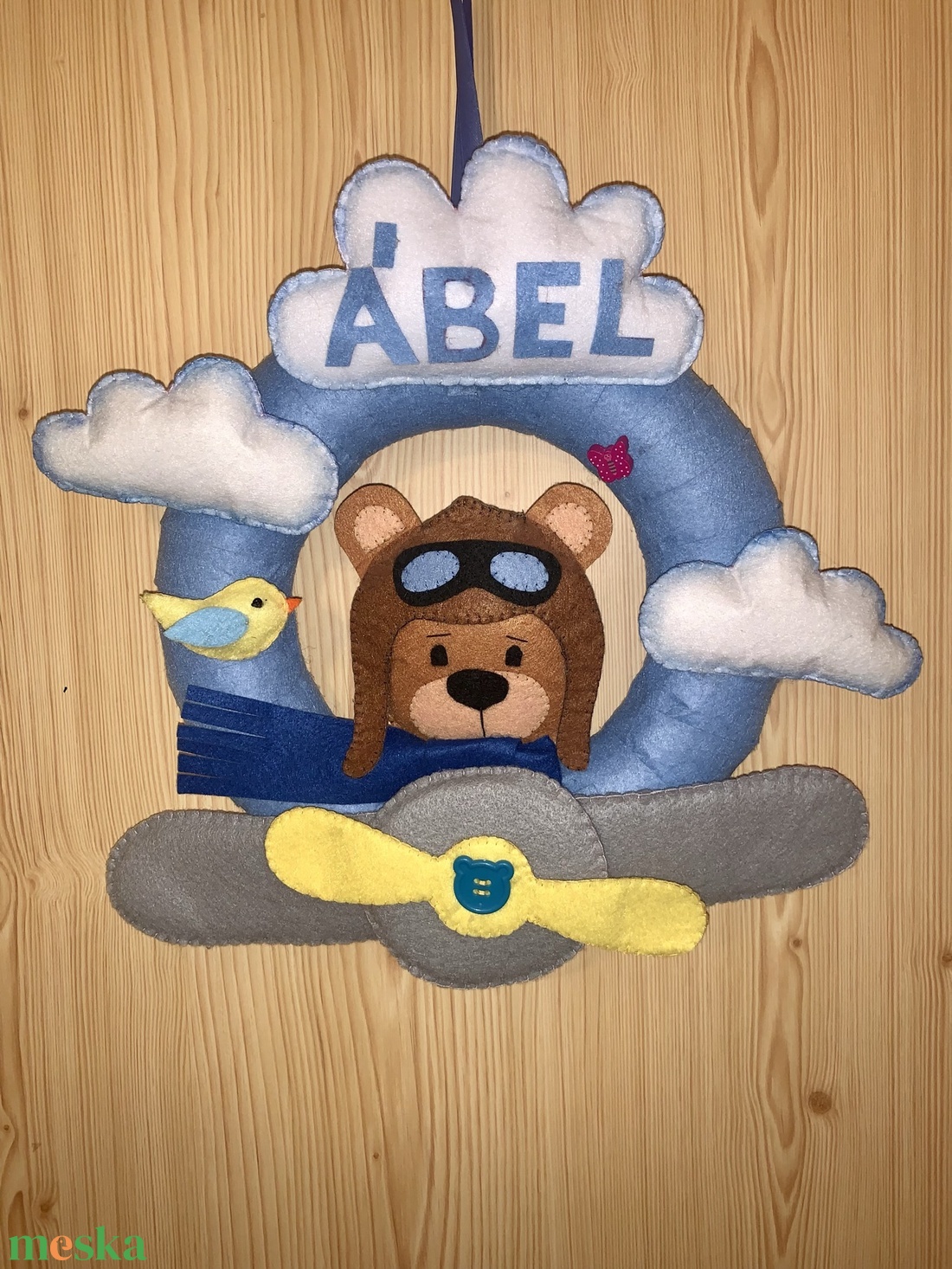 Maci repülővel babaszoba dekoráció, filc névtábla gyerekeknek,gyerekszoba dekoráció - otthon & életmód - babaszoba, gyerekszoba - gyerek névtábla - Meska.hu