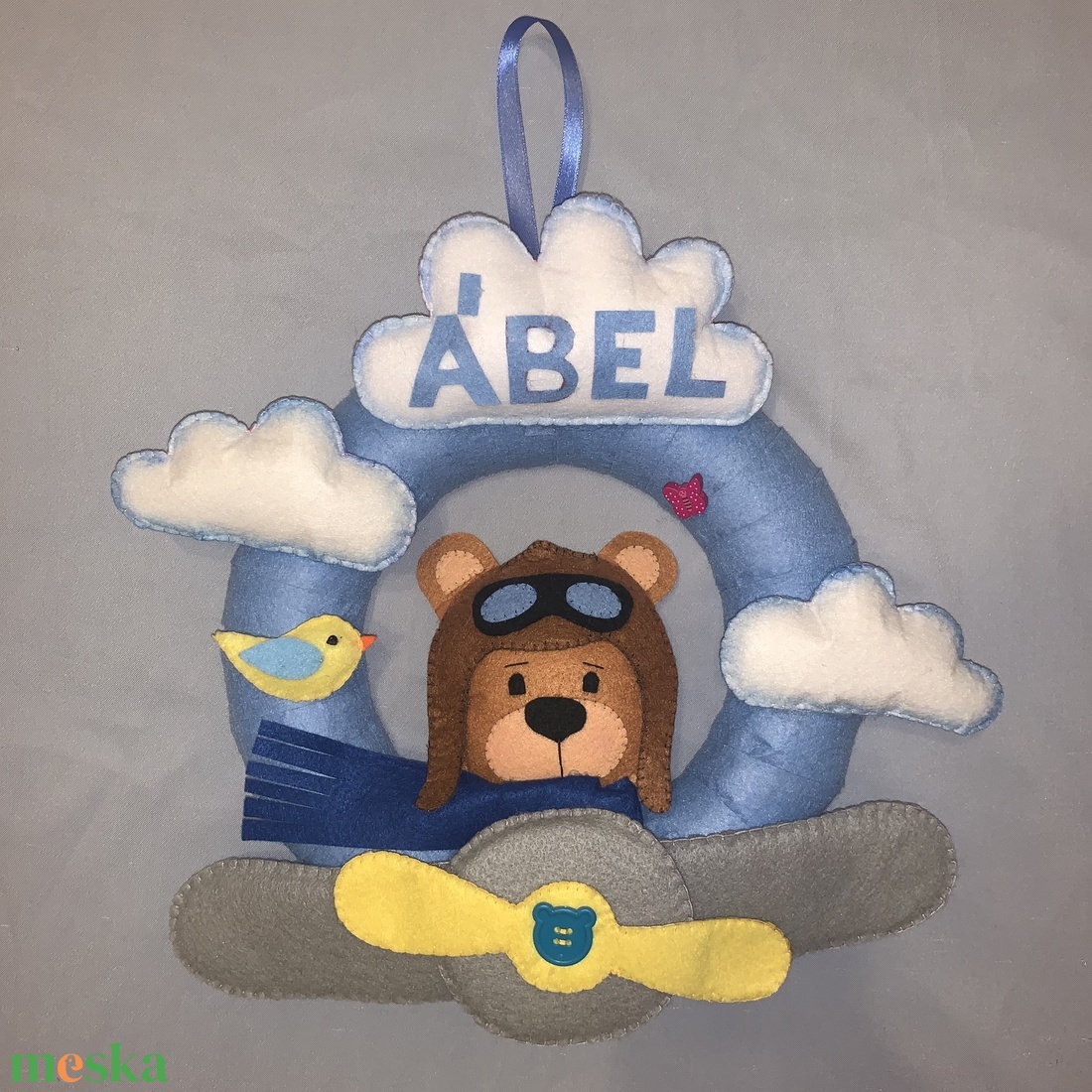 Maci repülővel babaszoba dekoráció, filc névtábla gyerekeknek,gyerekszoba dekoráció - otthon & életmód - babaszoba, gyerekszoba - gyerek névtábla - Meska.hu