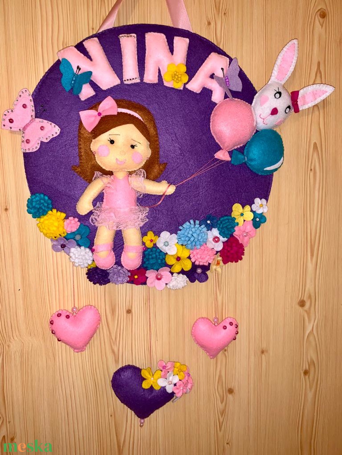 Kislány lufikkal, virágok között babaszoba dekoráció, filc névtábla, ajtódísz,gyerekszob dekoráció   - otthon & életmód - babaszoba, gyerekszoba - babaszoba dekoráció - Meska.hu