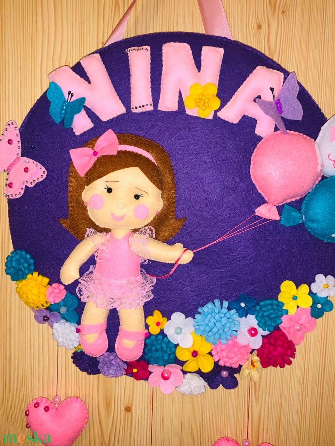 Kislány lufikkal, virágok között babaszoba dekoráció, filc névtábla, ajtódísz,gyerekszob dekoráció   - otthon & életmód - babaszoba, gyerekszoba - babaszoba dekoráció - Meska.hu