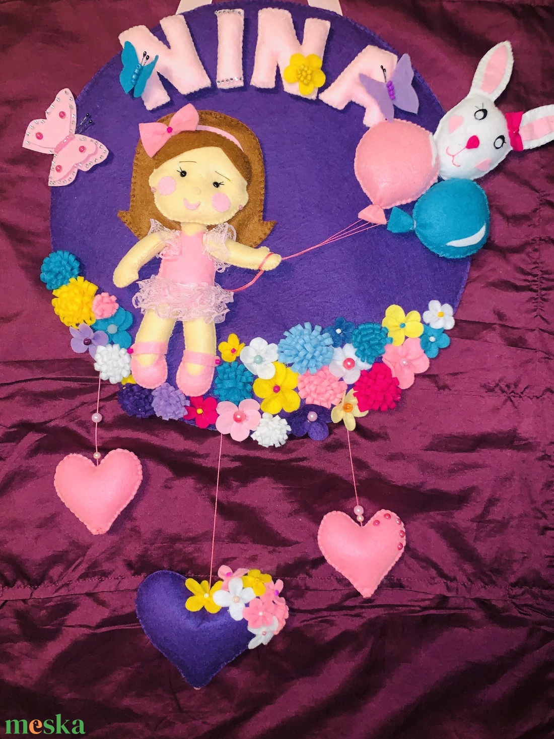 Kislány lufikkal, virágok között babaszoba dekoráció, filc névtábla, ajtódísz,gyerekszob dekoráció   - otthon & életmód - babaszoba, gyerekszoba - babaszoba dekoráció - Meska.hu