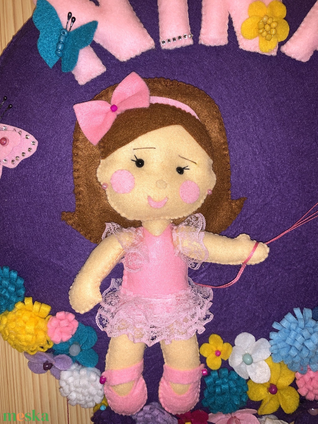 Kislány lufikkal, virágok között babaszoba dekoráció, filc névtábla, ajtódísz,gyerekszob dekoráció   - otthon & életmód - babaszoba, gyerekszoba - babaszoba dekoráció - Meska.hu