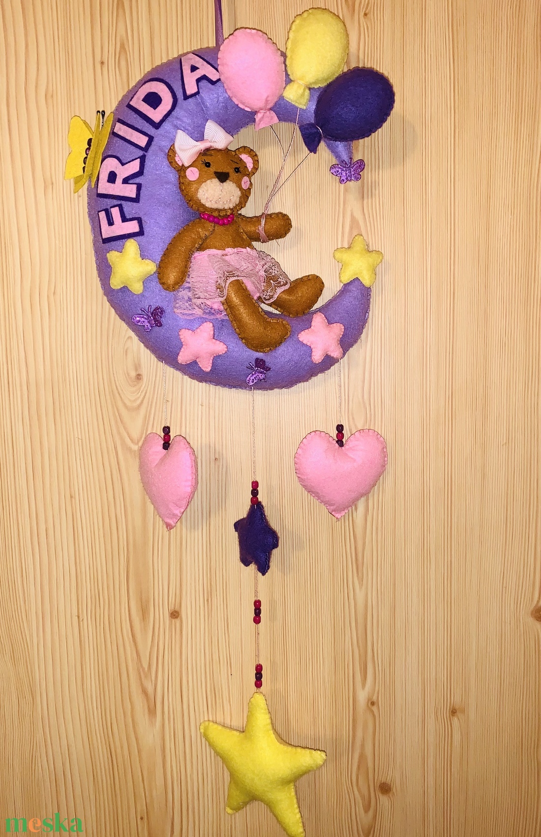 Maci a holdon lufikkal, csillagokkal filc  gyerek névtábla, falidísz, babaszoba dekoráció,ajtódísz - otthon & életmód - babaszoba, gyerekszoba - babaszoba dekoráció - Meska.hu