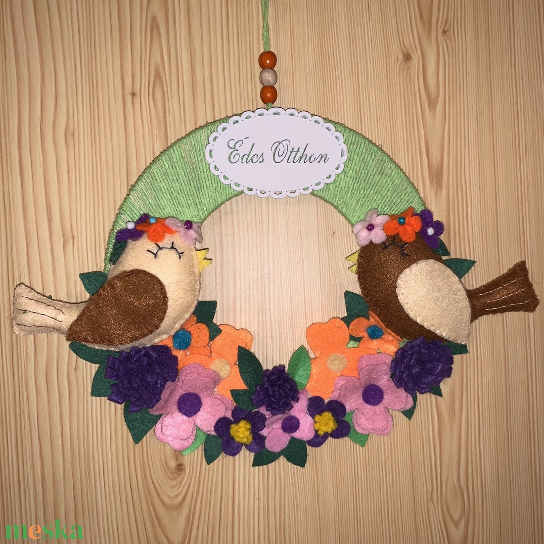 Színes kopogtató filc madarakkal, virágokkal - otthon & életmód - dekoráció - ajtó- és ablak dekoráció - ajtódísz & kopogtató - Meska.hu