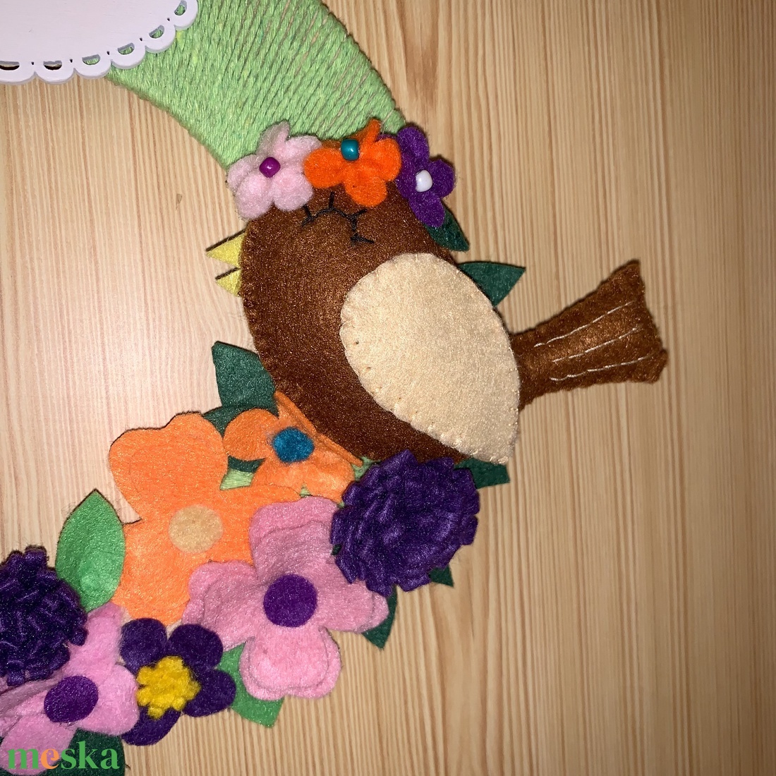 Színes kopogtató filc madarakkal, virágokkal - otthon & életmód - dekoráció - ajtó- és ablak dekoráció - ajtódísz & kopogtató - Meska.hu