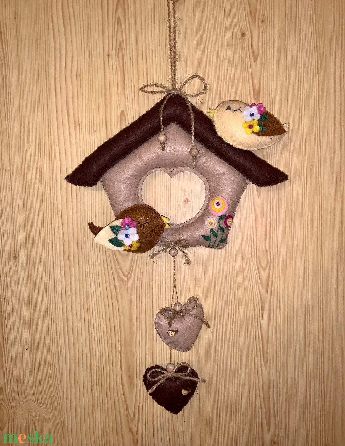Házikó  madarakkal filc kopogtató,  ajtódísz - otthon & életmód - dekoráció - ajtó- és ablak dekoráció - ajtódísz & kopogtató - Meska.hu
