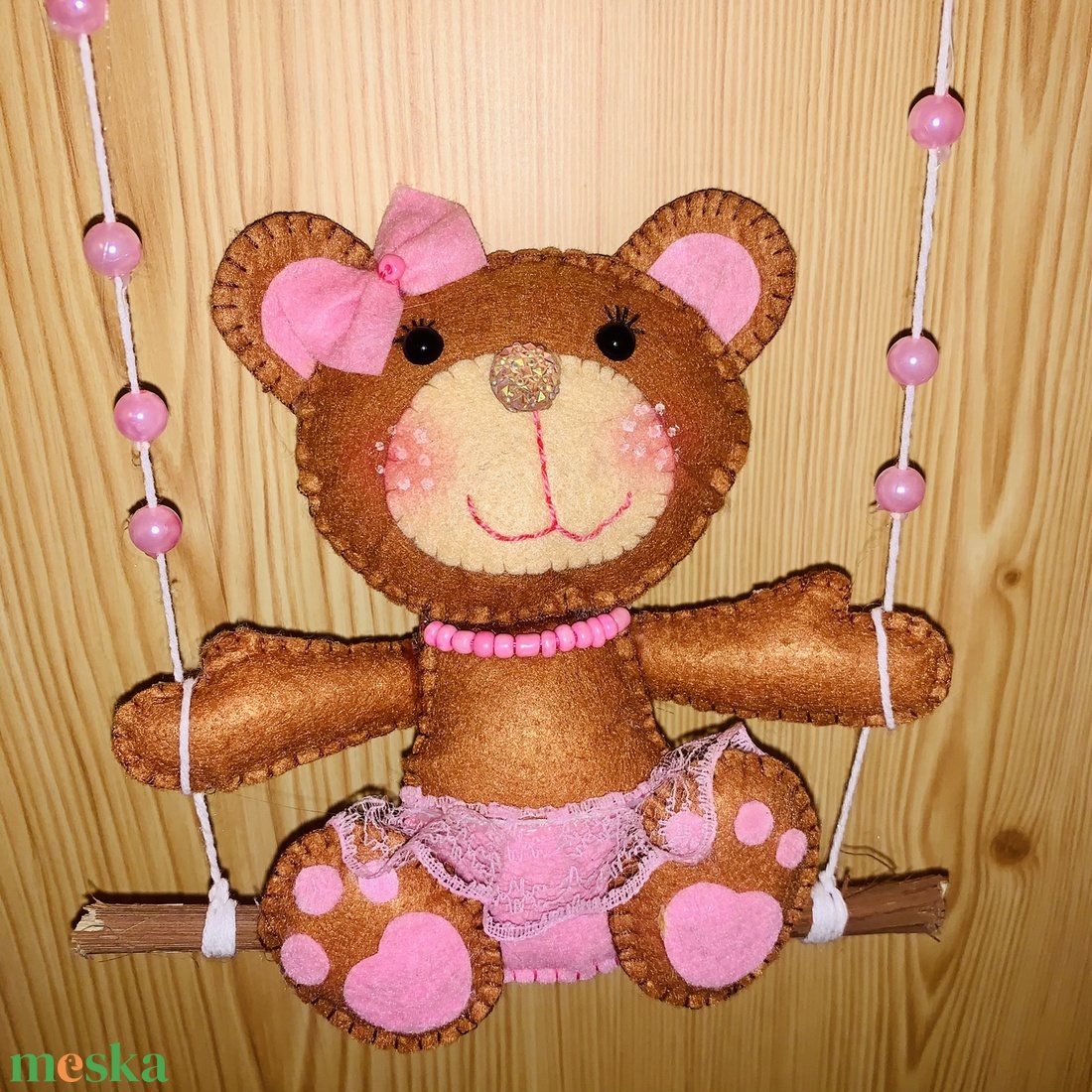 Hintázó kislány maci filc  gyerek névtábla,ajtódísz,falidísz - otthon & életmód - babaszoba, gyerekszoba - babaszoba dekoráció - Meska.hu