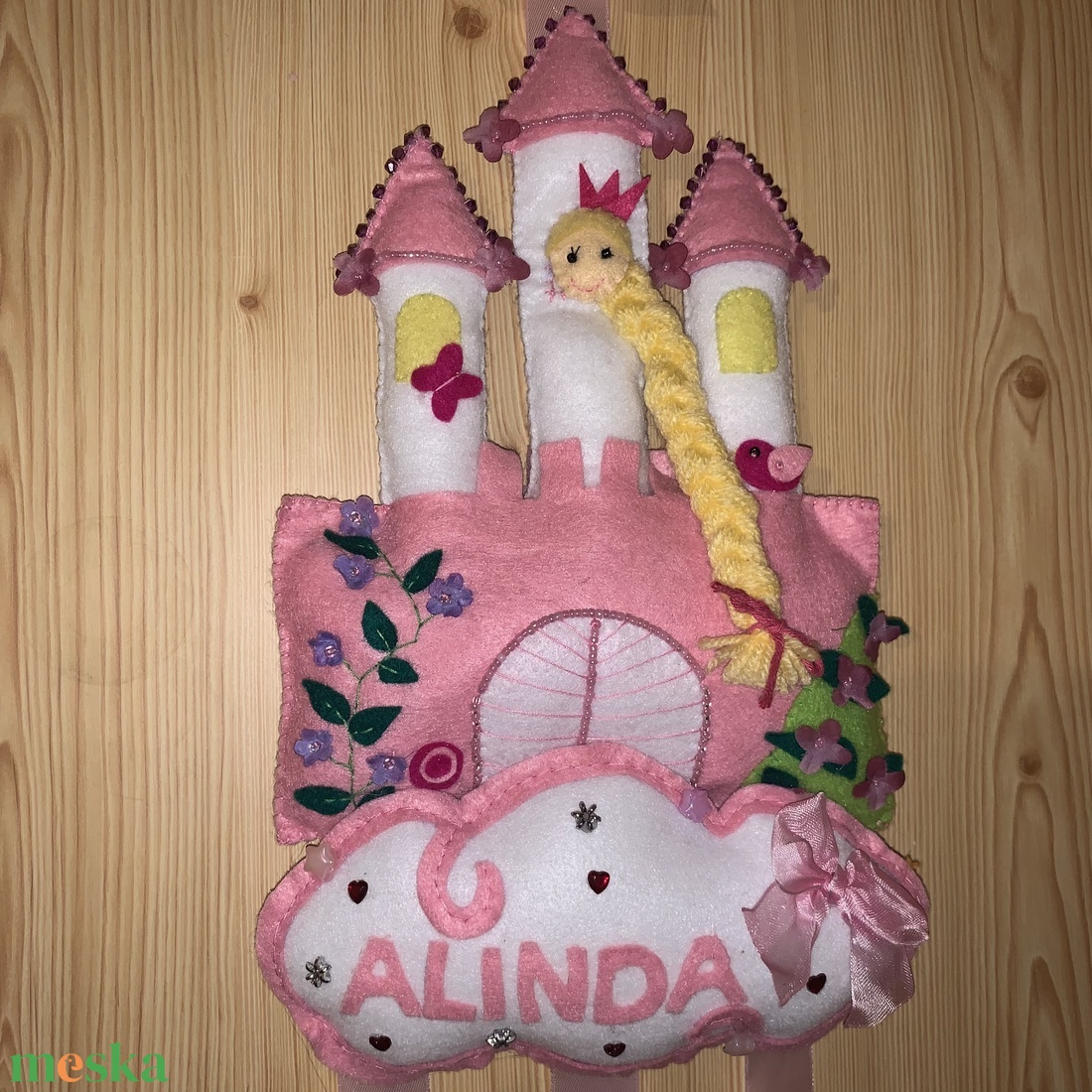 Kastély királylánnyal filc hajcsat tartó - ékszer - ékszertartó - fali ékszertartó - Meska.hu