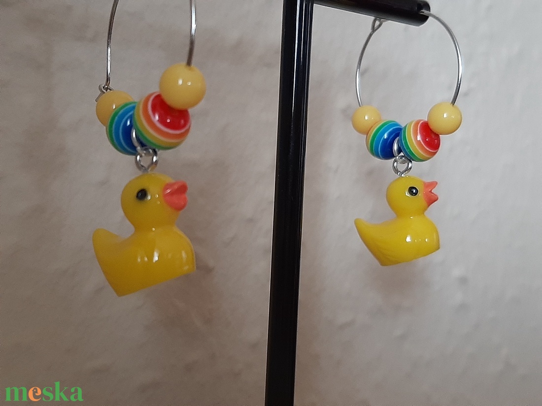 Kacsa mama vidám napsárga és szivárvány gyöngyös, kacsa medálos ezüst színű karika fülbevaló - ékszer - fülbevaló - karika fülbevaló - Meska.hu Kacsa mama vidám napsárga és szivárvány gyöngyös, kacsa medálos ezüst színű karika fülbevaló - ékszer - fülbevaló - karika fülbevaló - Meska.hu