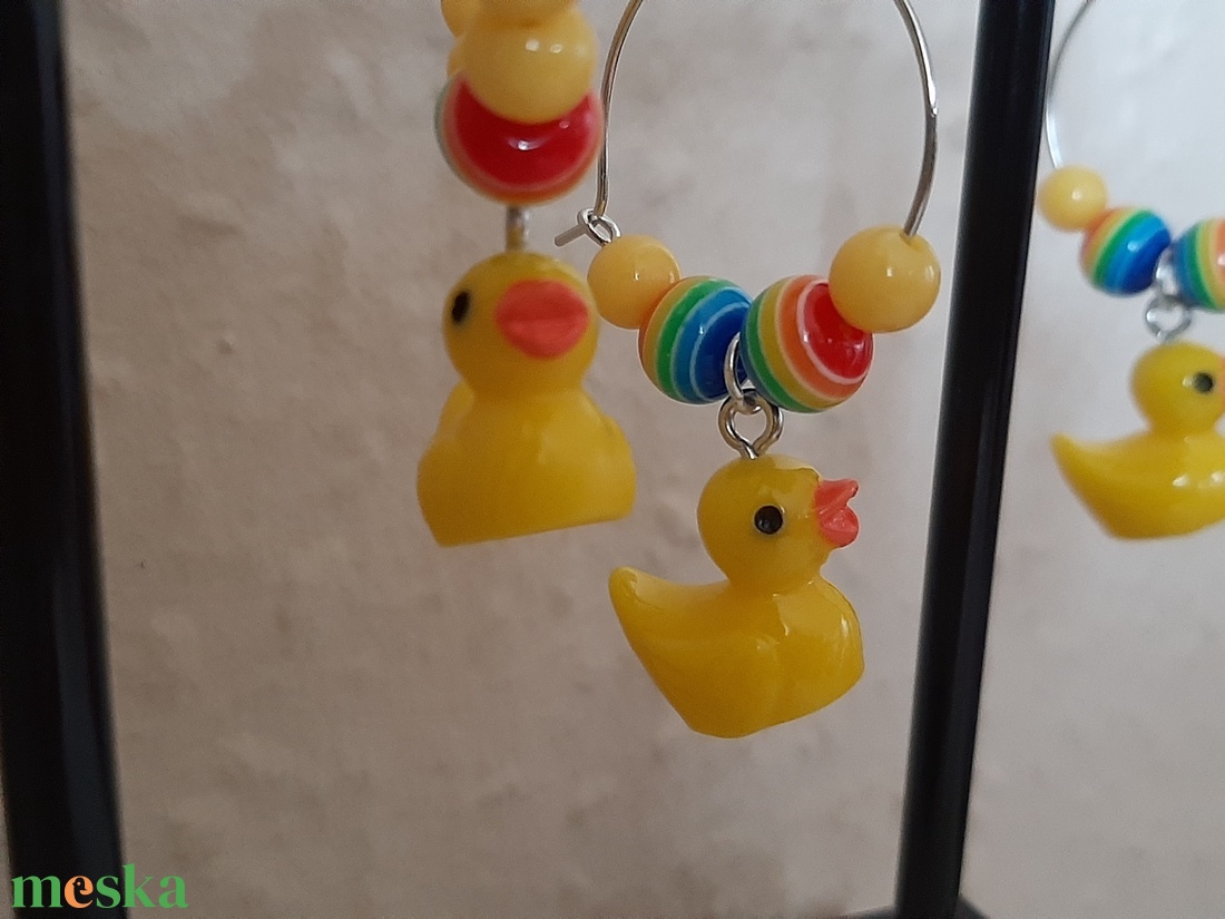 Kacsa mama vidám napsárga és szivárvány gyöngyös, kacsa medálos ezüst színű karika fülbevaló - ékszer - fülbevaló - karika fülbevaló - Meska.hu Kacsa mama vidám napsárga és szivárvány gyöngyös, kacsa medálos ezüst színű karika fülbevaló - ékszer - fülbevaló - karika fülbevaló - Meska.hu