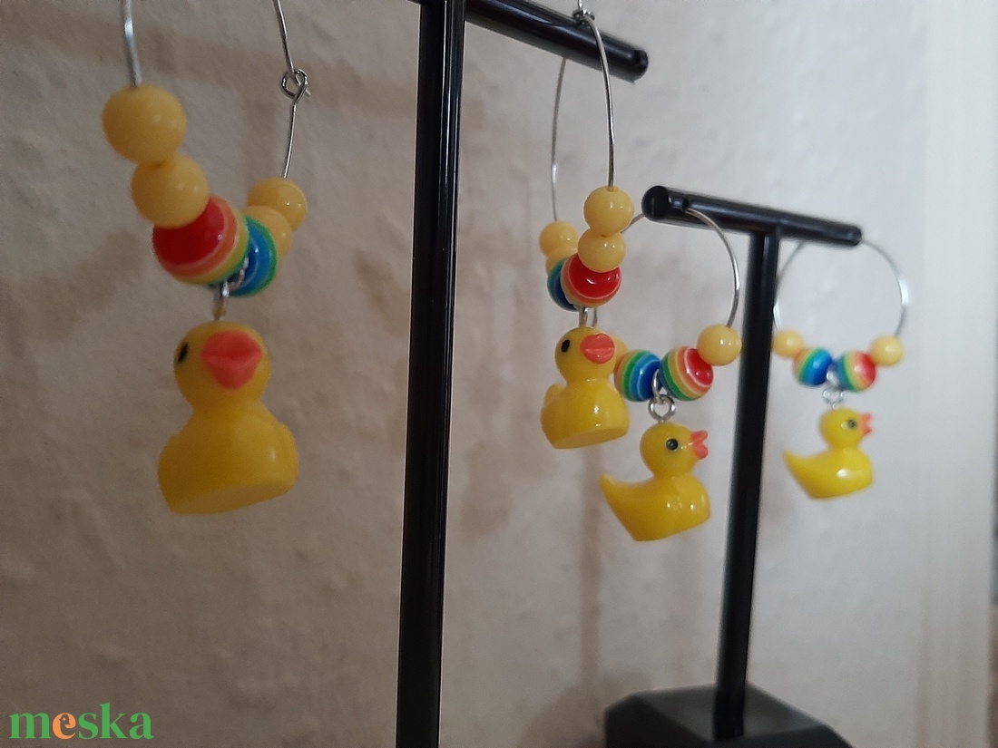 Kacsa mama vidám napsárga és szivárvány gyöngyös, kacsa medálos ezüst színű karika fülbevaló - ékszer - fülbevaló - karika fülbevaló - Meska.hu Kacsa mama vidám napsárga és szivárvány gyöngyös, kacsa medálos ezüst színű karika fülbevaló - ékszer - fülbevaló - karika fülbevaló - Meska.hu