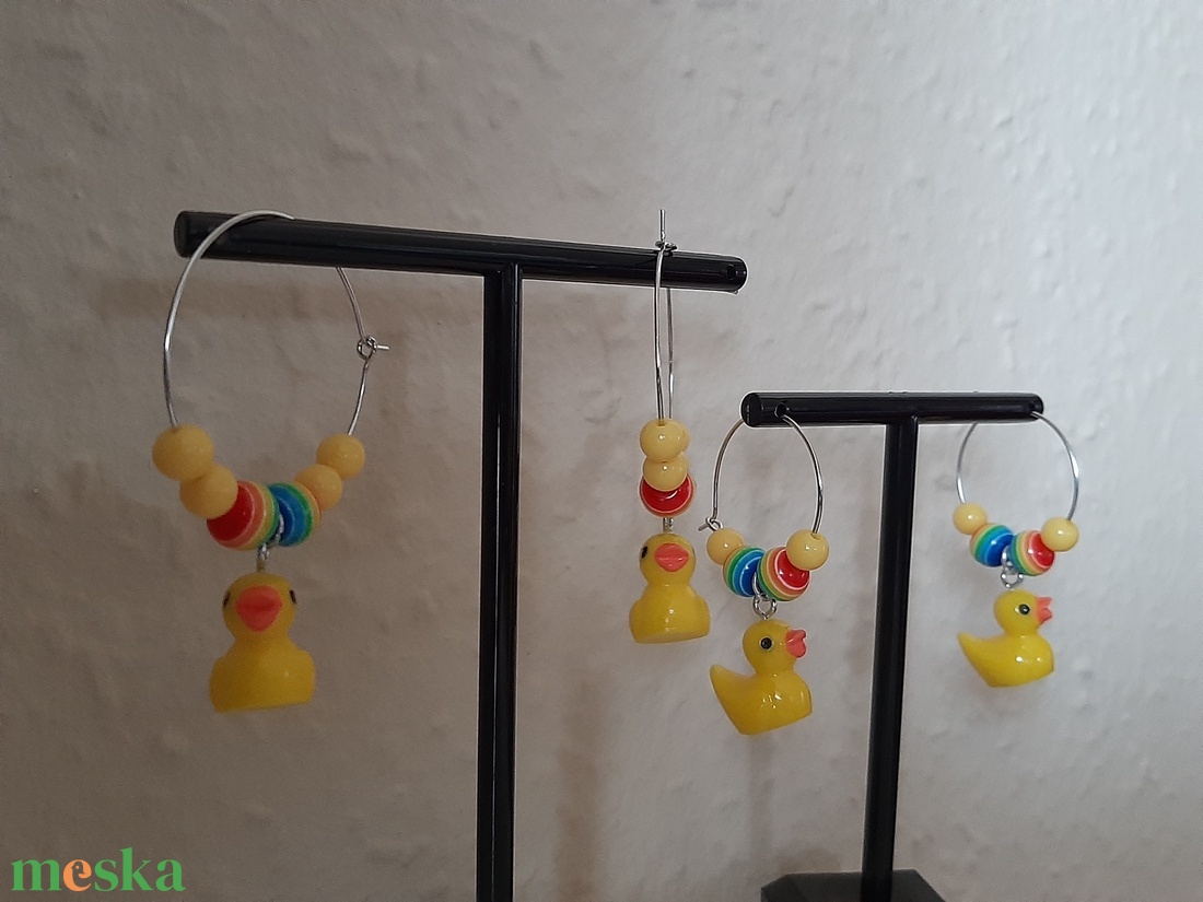 Kacsa mama vidám napsárga és szivárvány gyöngyös, kacsa medálos ezüst színű karika fülbevaló - ékszer - fülbevaló - karika fülbevaló - Meska.hu Kacsa mama vidám napsárga és szivárvány gyöngyös, kacsa medálos ezüst színű karika fülbevaló - ékszer - fülbevaló - karika fülbevaló - Meska.hu