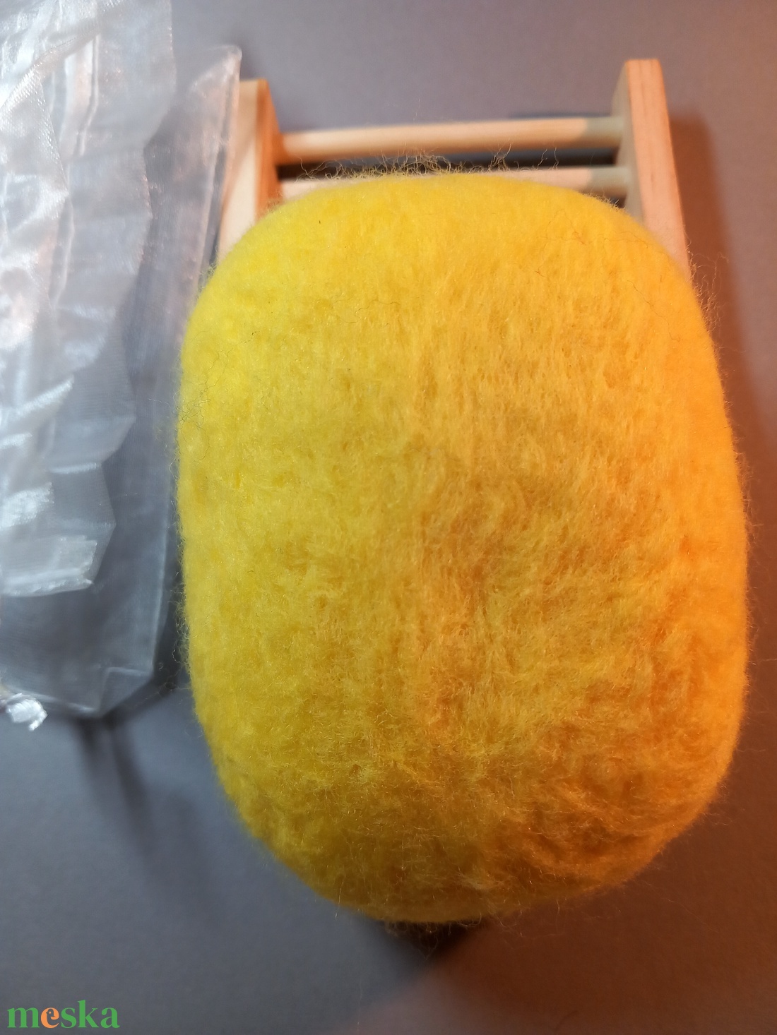 Kézzel tűnemezelt natúr szappan, sárga alapon kék ibolyákkal díszítve � Egyedi kézműves kényeztetés, 11x8 cm - szépségápolás - szappan & fürdés - kézműves szappan - Meska.hu