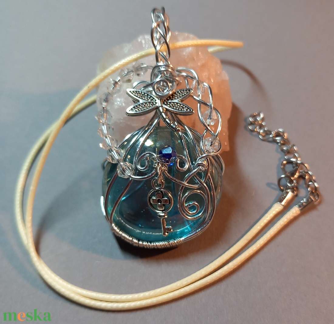 Tengerparti Álom � Egyedi kézműves medál szitakötővel és kulccsal - ékszer - nyaklánc - medálos nyaklánc - Meska.hu
