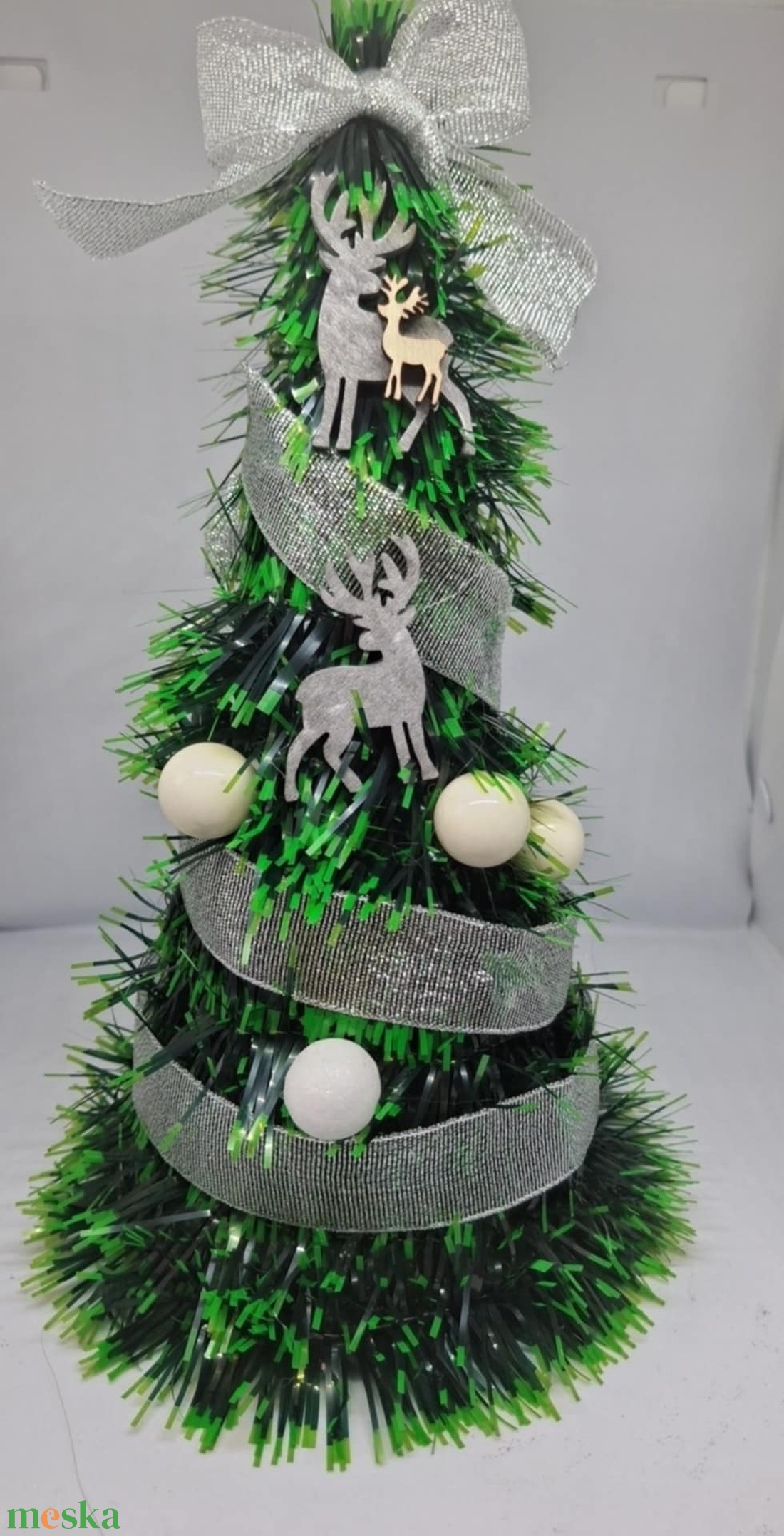 Ezüst-fehér díszes süveg műfenyő - otthon & életmód - dekoráció - asztal és polc dekoráció - asztaldísz - Meska.hu