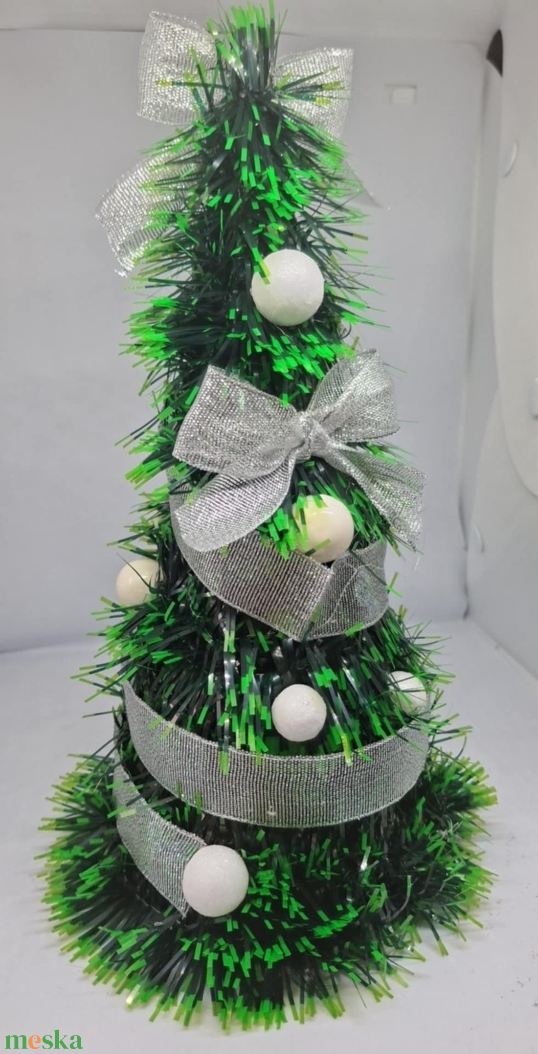 Ezüst-fehér díszes süveg műfenyő - otthon & életmód - dekoráció - asztal és polc dekoráció - asztaldísz - Meska.hu