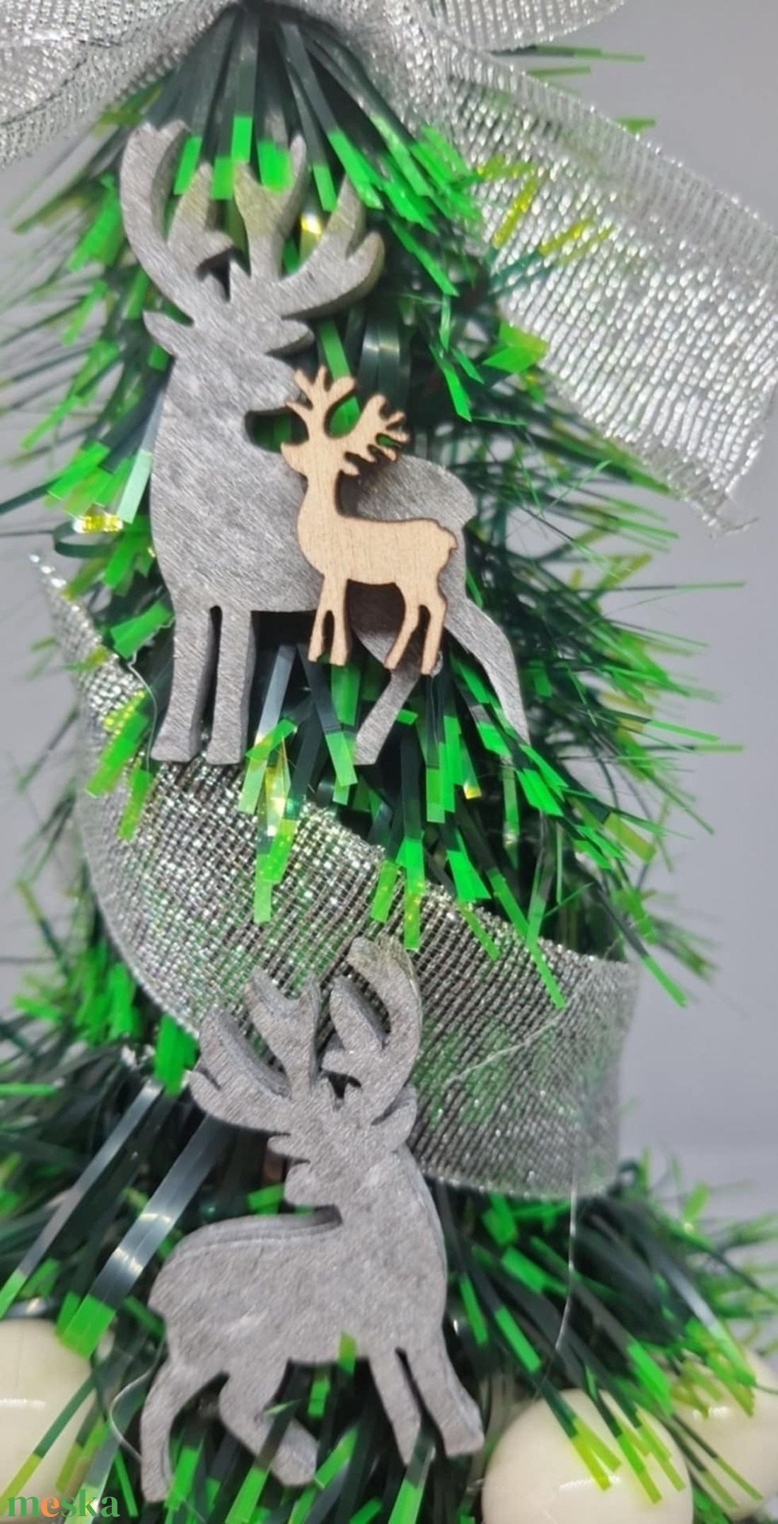 Ezüst-fehér díszes süveg műfenyő - otthon & életmód - dekoráció - asztal és polc dekoráció - asztaldísz - Meska.hu