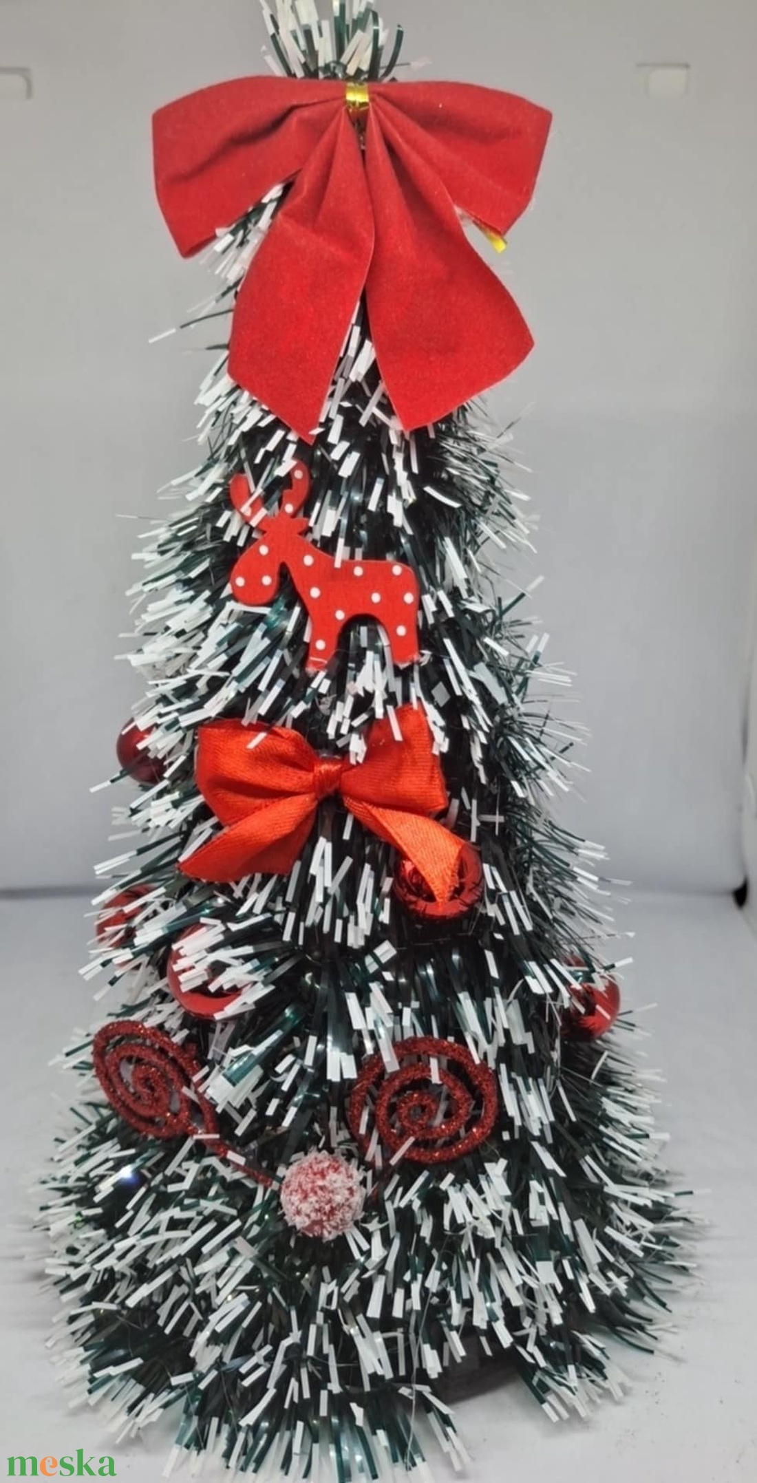 Piros díszes fehér tüskés mű süvegfenyő - otthon & életmód - dekoráció - asztal és polc dekoráció - asztaldísz - Meska.hu