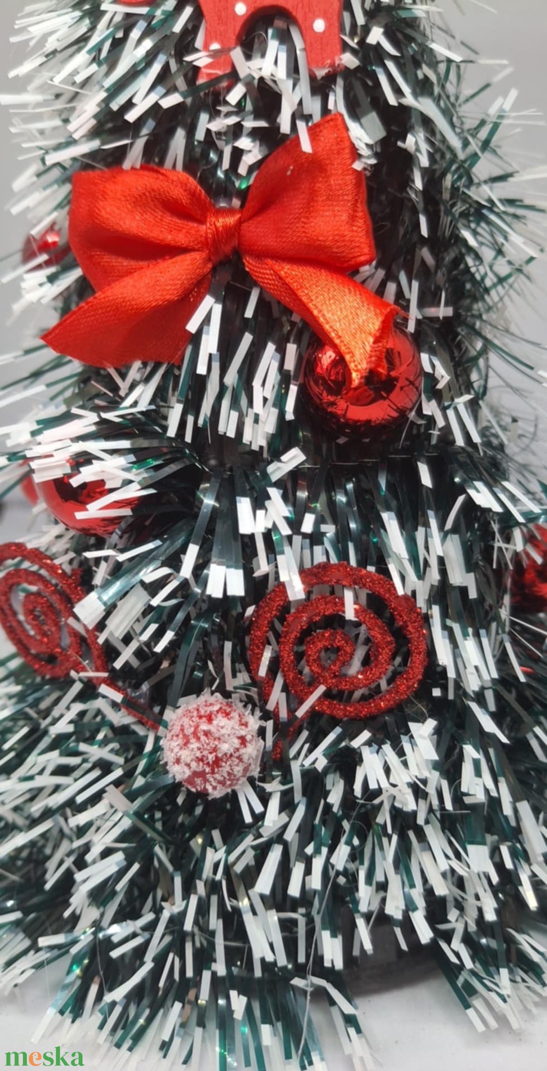 Piros díszes fehér tüskés mű süvegfenyő - otthon & életmód - dekoráció - asztal és polc dekoráció - asztaldísz - Meska.hu