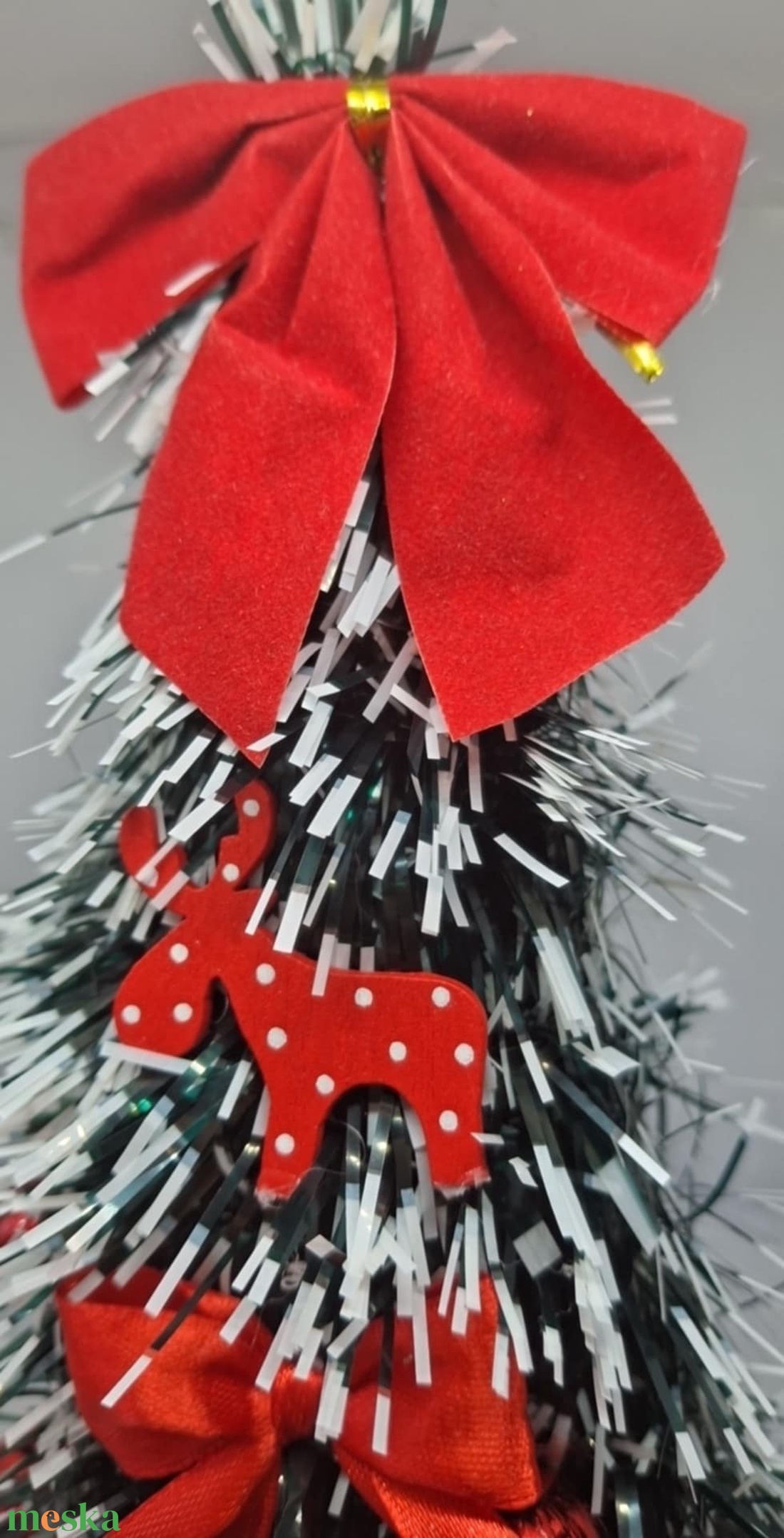 Piros díszes fehér tüskés mű süvegfenyő - otthon & életmód - dekoráció - asztal és polc dekoráció - asztaldísz - Meska.hu