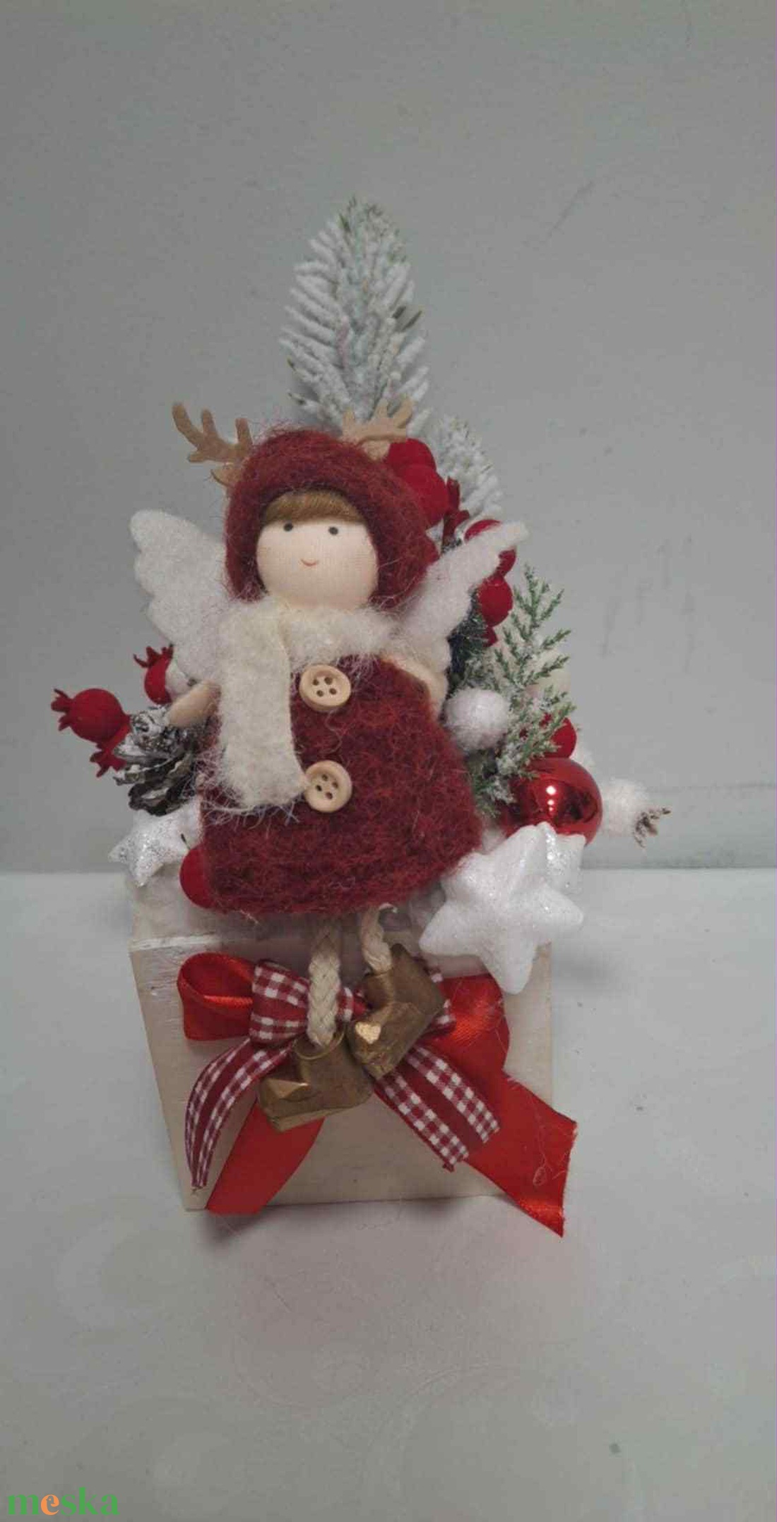 Vörös angyal ajándékdobozon asztali dísz - otthon & életmód - dekoráció - asztal és polc dekoráció - asztaldísz - Meska.hu