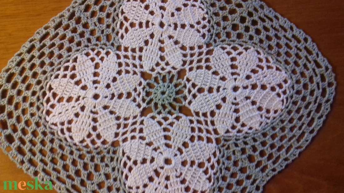 Zöld szegélyes, négy virágos, horgolt terítő - otthon & életmód - dekoráció - ajtó- és ablak dekoráció - ajtótábla - Meska.hu