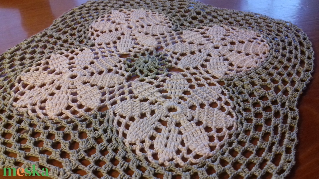 Zöld szegélyes, négy virágos, horgolt terítő - otthon & életmód - dekoráció - ajtó- és ablak dekoráció - ajtótábla - Meska.hu