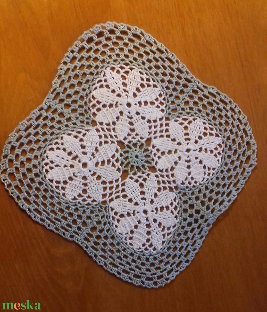 Zöld szegélyes, négy virágos, horgolt terítő - otthon & életmód - dekoráció - ajtó- és ablak dekoráció - ajtótábla - Meska.hu