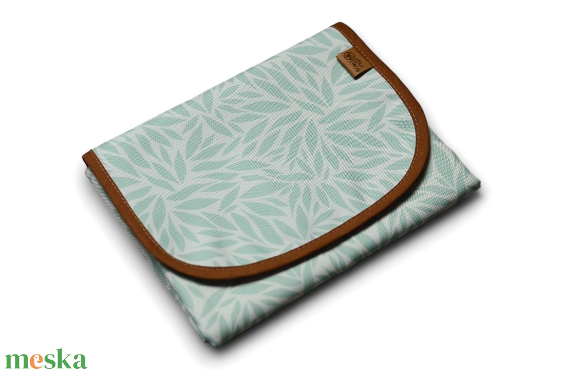 Pelenkázó lap -  vízhatlan, kicsire összehajtható, mosható - creamgreen - szépségápolás - pelenka & babaápolás - pelenkázó alátét - Meska.hu