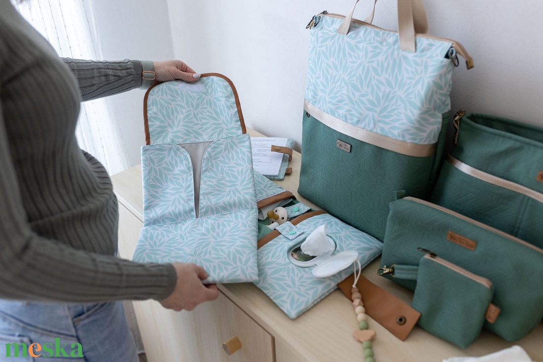 Pelenkázó lap -  vízhatlan, kicsire összehajtható, mosható - creamgreen - szépségápolás - pelenka & babaápolás - pelenkázó alátét - Meska.hu