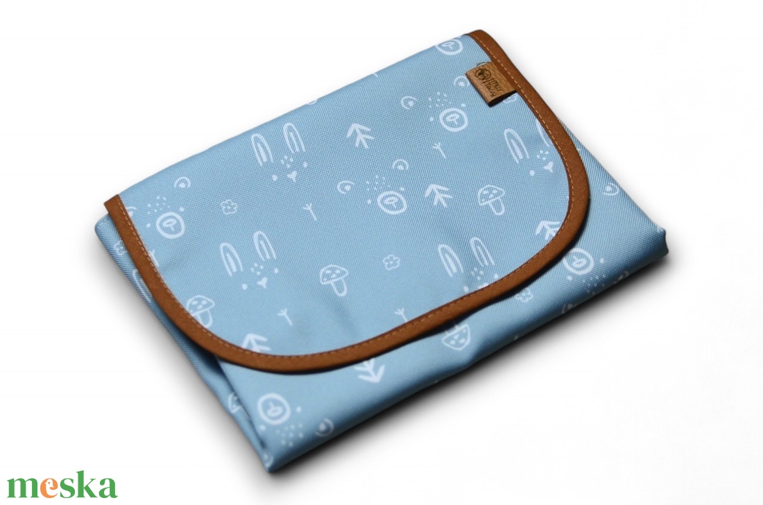 Pelenkázó lap -  vízhatlan, kicsire összehajtható, mosható - kék erdő - szépségápolás - pelenka & babaápolás - pelenkázó alátét - Meska.hu